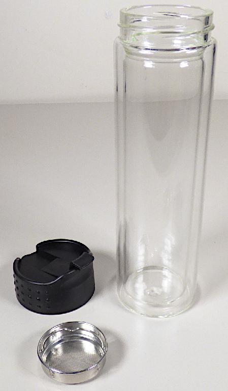 Trinkflasche aus Glas, Art.-Nr.: 6287966, Foto siehe Anlage,
in Form einer zusammengesetzten Ware, bestehend aus:
- einem zylinderförmigen, doppelwandigen Behälter:
- - aus klarsichtigem, mechanisch gefertigtem Glas (laut Antrag Borosilikatglas),
- - mit einem Schraubgewinde am oberen, offenen Ende,
- - mit einem Füllvermögen von ca. 400 ml,
- einem abschraubbaren Deckel:
- - aus Kunststoff,
- einer im Deckel integrierten Dichtung aus Kunststoff,
- einem in die Trinkflasche lose eingesetzten Sieb:
- - aus unedlem Metall,
- der Behälter aus Glas bestimmt nach dem Umfang und seiner Bedeutung in Bezug
  auf die Verwendung den wesentlichen Charakter der zusammengesetzten Ware,
- verpackt in einem Karton,
- keine Einreihung in die Position 7010, da die Ware dem Bereithalten von Getränken
  dient und üblicherweise nicht gewerblich zum Transport oder zur Verpackung verwendet
  wird.

"Glasware zu ähnlichen Zwecken wie zur Verwendung bei Tisch oder in der Küche,
keine Ware der Position 7010 und 7018, nicht aus Glaskeramik oder Bleikristall,
andere Glasware als in den Unterpositionen 7013 2210 bis 7013 4999 genannte,
nicht handgefertigt"