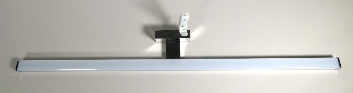 Bei der Ware (Abbildung siehe Anlage) handelt es sich um eine ca. 90 mm x 109 mm x 40 mm (L x B x H) große elektrische Leuchte für die Wandmontage im Innenbereich, im Wesentlichen bestehend aus einem rechteckigen u-förmigen Metallgehäuse mit einer weißen rechteckigen u-förmigen transparenten Kunststoffabdeckung, Endkappen aus silberfarbenem Kunststoff, einer rechtwinkeligen Halterung mit Befestigungsvorrichtung aus Kunststoff, integriertem LED-Leuchtmittel und elektrischer Ausstattung (u. a. Kabel mit Anschlussbox). Das Erzeugnis ist dazu bestimmt, direkt an den elektrischen Strom angeschlossen zu werden.

Im Hinblick auf das äußere Erscheinungsbild und die Bedeutung in Bezug auf die Verwendung (Kunststoff für Lichtlenkung und Stabilität; Metall für Form und Stabilität) ist der charakterbestimmende Stoff nicht ermittelbar. Hinsichtlich des Umfangs ist der Kunststoff charakterbestimmend.

Die Ware ist mit Montagematerial (zwei Schrauben und zwei Dübeln) in einem Karton verpackt.

Das Erzeugnis ist als "Leuchte, anderweit weder genannt noch inbegriffen, elektrische Wandleuchte, ausgenommen solche von der für öffentliche Plätze oder Verkehrswege verwendeten Art, ausschließlich zur Verwendung mit LED-Lichtquellen bestimmt, aus Kunststoff, nicht für zivile Luftfahrzeuge" einzureihen.