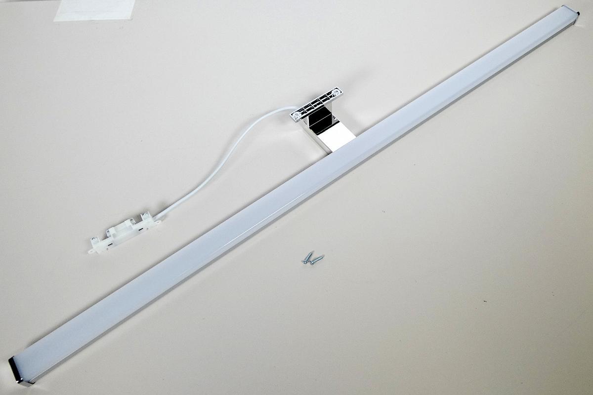 Bei der Ware (Abbildung siehe Anlage) handelt es sich um einen ca. 900 mm x 98 mm x 44 mm (L x B x H) großen elektrischen Beleuchtungskörper, im Wesentlichen bestehend aus einem rechteckigen u-förmigen Metallgehäuse mit einer weißen rechteckigen u-förmigen transparenten Kunststoffabdeckung, Endkappen aus silberfarbenem Kunststoff, einer rechtwinkeligen Halterung mit Befestigungsvorrichtung aus Kunststoff, integriertem LED-Leuchtmittel und elektrischer Ausstattung (u. a. Kabel mit Anschlussbox). Das Erzeugnis ist dazu bestimmt, direkt an den elektrischen Strom angeschlossen zu werden.
Es dient der Innenbeleuchtung und ist dazu vorgesehen, an einem Schrank oder einem Regal befestigt zu werden.

Im Hinblick auf das äußere Erscheinungsbild und die Bedeutung in Bezug auf die Verwendung (Kunststoff für Lichtlenkung und Stabilität; Metall für Form und Stabilität) ist der charakterbestimmende Stoff nicht ermittelbar. Hinsichtlich des Umfangs ist der Kunststoff charakterbestimmend.

Die Ware ist mit Montagematerial (zwei Schrauben) in einem Karton verpackt.

Das Erzeugnis ist als „elektrischer Beleuchtungskörper, anderweit weder genannt noch inbegriffen, nicht von den Unterpositionen (HS) 9405 11 bis 9405 41 erfasst, ausschließlich zur Verwendung mit LED-Lichtquellen bestimmt, kein Scheinwerfer, aus Kunststoffen“ einzureihen.