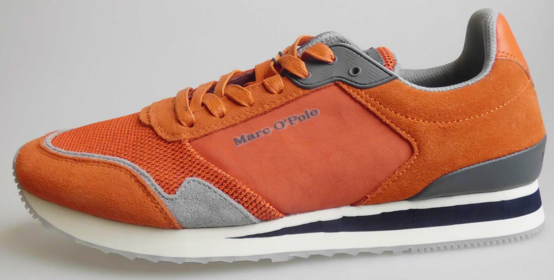 Halbschuhe (laut Antrag: "Herren Sneaker, Marc O' Polo - Modell Medio 3A", Artikel 18 233 563, Größe 42, 
Foto siehe Anlage)
- mit Laufsohlen aus (laut Antrag) Kautschuk; ohne Hauptsohle aus Holz,
- mit Oberteil (geschlossenes Blatt) aus Leder (den größten Teil der Außenfläche bildend, damit keine Ware der 
  Position 6404) und Spinnstoff,
- auf das Oberteil sind Stücke aus Kunststoff als Verstärkungsteile aufgesetzt,
- mit Schnürsenkelverschluss,
- mit Schriftzügen verziert,
- ohne Metallschutz in der Vorderkappe,
- nicht den Knöchel bedeckend,
- mit einer Länge der Innensohle von ca. 27,4 cm,
- als Männerschuh erkennbar.

"Schuhe mit Laufsohlen aus Kautschuk und Oberteil aus Leder, andere als in den Unterpositionen 6403 1200 bis 
 6403 9991 genannte, für Männer"