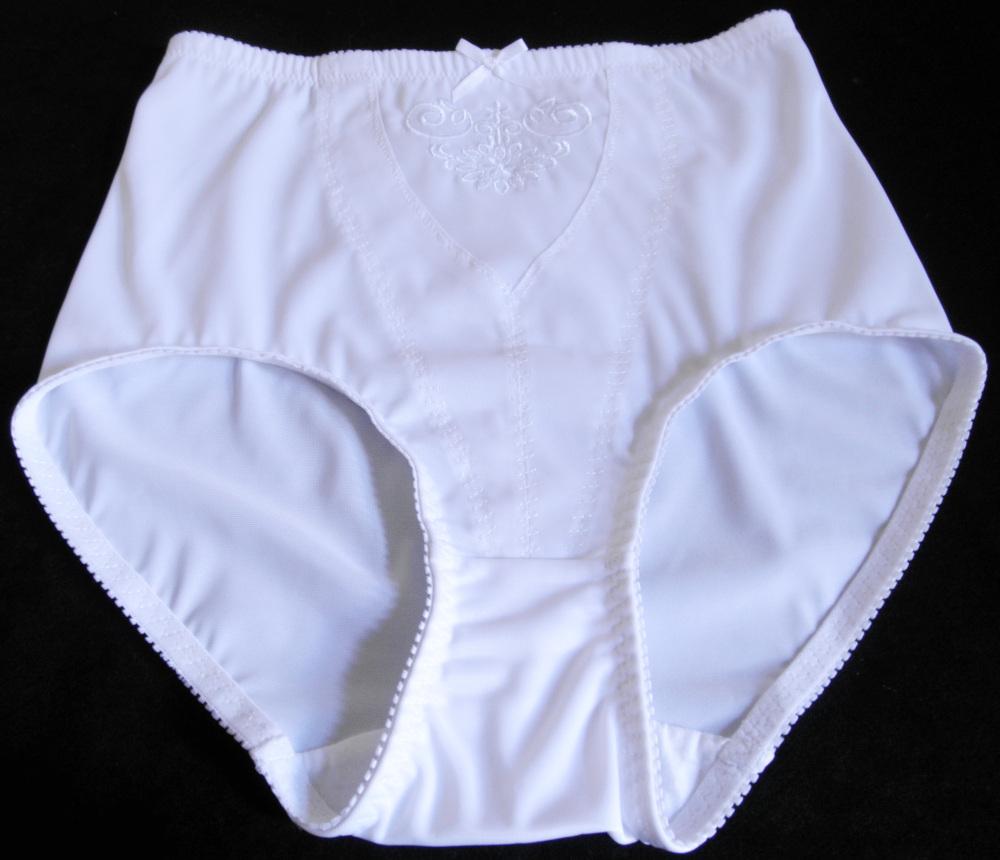 Slip, sog. Damen-Miederhose, Artikel 27611400, Größe M, Foto siehe Anlage,
- als Taillenslip gearbeitet,
- aus ca. 0,2 mm dicken, einfarbigen Gewirken aus laut Antrag 90 % Polyester und 10 % Elasthan
  (beides synthetische Chemiefasern); im Bauchbereich durch verschiedene Einsätze aus den 
  vorgenannten Gewirken teilweise doppelt gearbeitet,
- ohne Öffnung und ohne Verschluss,
- mit Schrittfutter,
- mit ca. 21 cm hohen Seitenteilen (vom Beinausschnitt bis zum oberen Rand gemessen),
- auf der Innenseite an allen Rändern mit flachen, elastischen Borten versehen,
- vorn im oberen Bauchbereich mit einem aufgestickten floralen Muster und am oberen Rand mit einer
  kleinen, sog. Wäscheschleife verziert,
- aufgrund des Schnitts eindeutig als Frauenkleidung erkennbar,
- weist laut Untersuchungsergebnis eine höhere Dehnung in der Querrichtung als in der Längs-
  richtung auf und erfüllt damit nicht die Voraussetzungen zur Einreihung als Miederhose im Sinne
  der Position 6212.

"Slip, aus Gewirken, für Frauen, aus Chemiefasern"