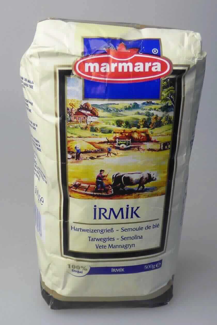 Grieß aus Hartweizen

Antragsangaben: Grieß aus Hartweizen mit einem Aschegehalt von max 1 % i. d. Tr. und einem Siebdurchgang von mehr als 90 % bei einer Maschenweite von 0,8 mm.

Beschaffenheit des Warenmusters: Buntbedruckter Standbeutel aus Papier in mehereren Sprachen beschriftet (Auszug): "Hartweizengrieß; Irmik; 100 % Dogal; 500 g; Gehalt an Kohlenhydraten: 76,5 GHT, davon Zucker: 2 GHT". Inhalt: beigefarbener Grieß, in seiner Beschaffenheit einem Hartweizengrieß entsprechend.

Stärkegehalt i. Tr. (gemäß Angabe): mehr als 45 GHT.
Aschegehalt i. Tr. (gemäß Angabe): 2,5 GHT oder weniger.
Siebdurchgang Maschenweite 1,25 mm (gemäß Beschaffenheit): 95 GHT oder mehr.

Grobgrieß und Feingrieß von Hartweizen.