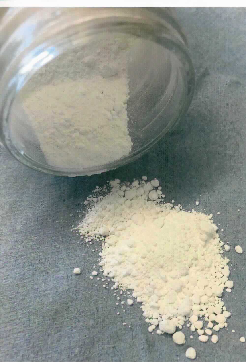 Angaben: 
Pigment auf der Grundlage von Titandioxid (CAS-Nr. 13463-67-7), mit einem Gehalt von über 80 GHT Titandioxid, bezogen auf die Trockensubstanz; trockenes, weißes Pulver; oberflächenbehandelt mit Aluminiumoxiden, Siliziumoxiden und/oder Zirkoniumoxiden; zusätzliche Oberflächenbehandlung mit organischer Substanz möglich um ggf. Dispergierbarkeit und Farbstabilität zu erhöhen; für die Herstellung weißer Druckfarben und Lacke.

Befund: 
Zubereitung auf der Grundlage von Titandioxid mit einem Gehalt von Titandioxid von 80 GHT oder mehr, bezogen auf die Trockensubstanz.