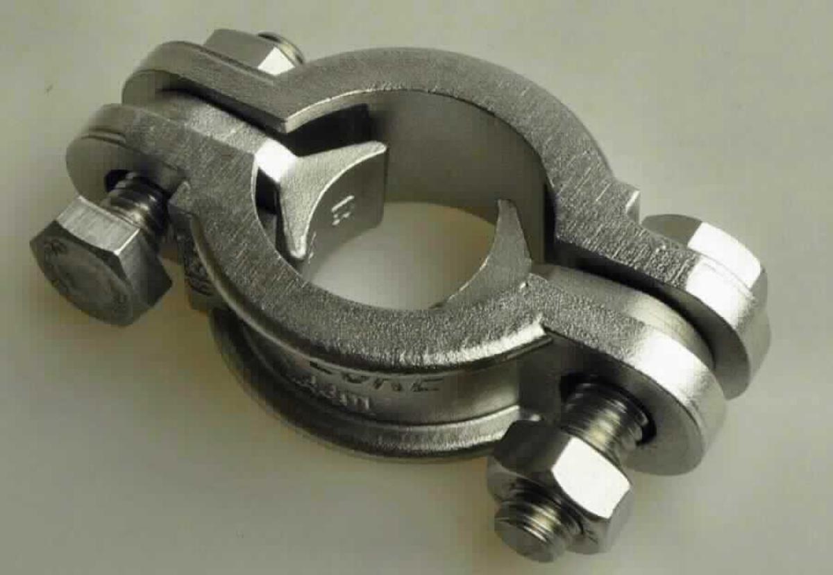 Schlauchklemme aus Stahlguss

Bei der Ware handelt es sich um sog. Schlauchklemmen, bestehend aus zwei Klemmbacken und zwei Zungen (innenliegende Klemmstücke), die an jeder Seite mit einer Schraube und Mutter zusammengepresst werden.
Die Klemmbacken und Zungen sind im Feingussverfahren aus nicht rostendem Stahl (Werkstoff 1.4401) gefertigt, die Schrauben und Muttern sind aus nichtrostendem Stahl, nicht gegossen, gefertigt.
Die gegossenen Teile bestimmen den Charakter der Ware.
Die Ware ist in unterschiedlichen Abmessungen erhältlich.

Die Ware ist als "andere Ware aus gegossenem Stahl" in den TARIC-Code 7325 9990 90 einzureihen.