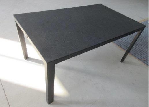 Bei der als „Gartentisch Atlanta" (Artikelnummer HHM 302607) bezeichneten Ware handelt es sich um ein aus verschiedenen Stoffen zusammengesetztes Möbel in Form eines Tisches mit den Maßen 150 x 90 x 74 cm. Der Tisch besteht aus einer eckigen Glasplatte und einem vierbeinigen Metallgestell.

Da weder das Metallgestell als Stabilität verleihendes Element noch die Glasplatte mit dem höchsten Wert den Charakter des Möbels bestimmt, ist die Ware in die zuletzt genannte, der gleichermaßen in Betracht kommenden Unterpositionen einzureihen.
Der Tisch ist dazu bestimmt, auf den Boden gestellt zu werden und dient der dauerhaften Einrichtung von Wohnungen. Hinweise auf Handarbeit liegen nicht vor.

Die noch nicht zusammengesetzte Ware ist als "anderes als von den Positionen 9401 und 9402 erfasstes Möbel, aus Glas, nicht handgearbeitet" einzureihen.