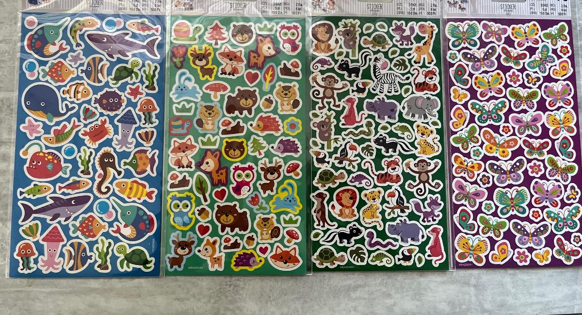 Es handelt sich um zwei etwa 12,0 x 22,0 cm große rechteckige Zuschnitte mit kleinen vorgestanzten, zum Ablösen bestimmten Aufklebern aus Papier. Die Aufkleber sind mit kindgerechten Motiven von überwiegend Tieren farbig bedruckt und werden zur Dekoration verwendet. Die Rückseiten sind mit einer Selbstklebeschicht versehen und auf ein Trägerpapier aufgebracht. Die Zuschnitte sind gemeinsam mit einem mit Produktangaben bedrucktem Papiereinlegern in einem Polybeutel mit Eurolochung verpackt.

Abbildung siehe Anlage.

Derartige Waren gehören als "andere Bilddrucke" zurm TARIC-Code 4911 91 00 90.