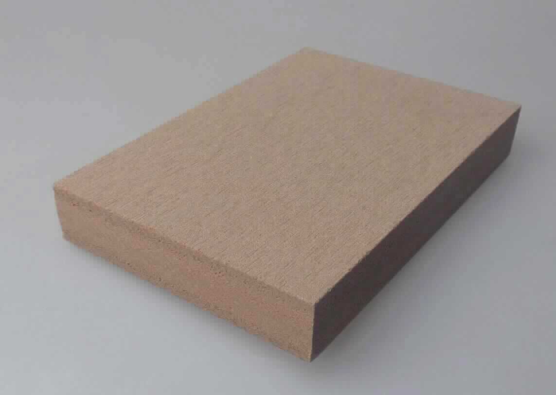 Bei der Ware handelt es sich den Angaben nach um eine rechteckige Platte aus Polyvinylchlorid, die 60 % Reishülsen enthält. Die Platte wird in den Maßen 122 x 244 cm und den Stärken 8, 12, 16 und 20 mm gehandelt. Die Laboruntersuchungen ergaben, dass eine rechteckige, zellige Platte aus Polyvinylchlorid mit Holzoptik vorliegt, die cellulosehaltige Füllstoffe aufweist. 

Die Ware ist als andere Platte aus Zellkunststoff aus Polymeren des Vinylchlorids in den TARIC-Code 3921 1200 90 des Zolltarifs einzureihen.