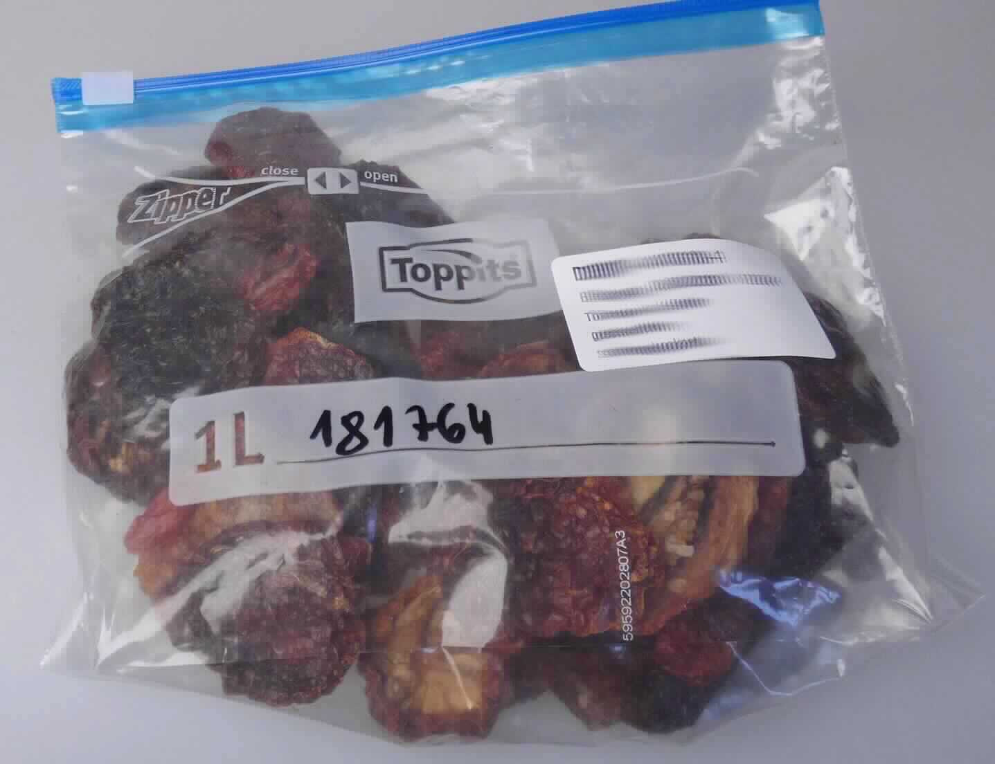 Tomaten, getrocknet und gesalzen.

Antragsangaben (als zutreffend unterstellt): Tomaten, in Hälften geschnitten, sonnengetrocknet. Zutaten: Tomaten, Salz. Salzgehalt: max 10 - 15 %. Herstellungsverfahren: frische Tomaten werden nach der Ernte aufgeschnitten, gesalzen und anschließend für 6 - 7 Tage in der Sonne getrocknet. Verpackung: in 10 kg-Gebinden.

Beschaffenheit des vorgelegten Warenmusters: rote, getrocknete, salzig und arttypisch schmeckende, unmittelbar genießbare Tomatenhälften mit Schale.

Aufgrund des Salzzusatzes ist eine Einreihung der Ware in das Kapitel 7 der KN ausgeschlossen.

Tomaten, anders als mit Essig oder Essigsäure zubereitet oder haltbar gemacht, ganz oder in Stücken, nicht geschält.