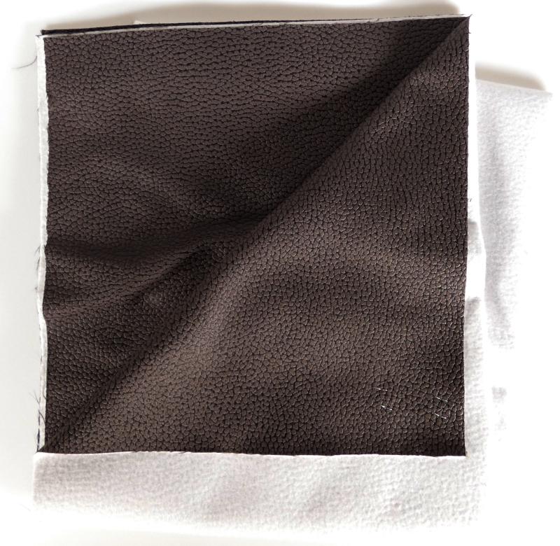 Textillaminat, Foto siehe Anlage,
- als Meterware, mit einer Breite von laut Antrag 142 cm,
- laut Untersuchungsergebnis:
-- aus zwei mit ihrer ganzen Fläche aufeinander liegenden und so miteinander durch Kleben
   verbundenen Lagen:
--- mit einer Oberlage (Schauseite):
---- aus einem gerauten, geprägten und bedruckten Gewebe in Atlasbindung,
---- aus ungezwirnten, nicht hochfesten Garnen,
----- mit gefärbten Schussgarnen aus synthetischen Filamenten (laut Antrag Polyester),
----- mit melierten Kettgarnen aus dickeren, synthetischen Filamenten (laut Antrag Polyester) und
      synthetischen Mikro-Spinnfasern (laut Antrag Polyester),
---- mit einem Gesamtanteil an:
----- synthetischen Filamenten von ca. 60 GHT,
----- synthetischen Spinnfasern von ca. 40 GHT,
--- mit einer Unterlage:
---- aus einem einfarbigen, gerauten Kuliergewirke,
---- aus synthetischen Chemiefasern,
- das die Schauseite bildende Gewebe verleiht der Ware insbesondere im Hinblick auf die
  Bedeutung in Bezug auf die Verwendung als Möbelbezugsstoff ihren wesentlichen Charakter.

"Gewebe aus Garnen aus synthetischen Filamenten, anderes als in den Unterpositionen (HS)
 5407 10 bis 5407 84 genannte, bedruckt"