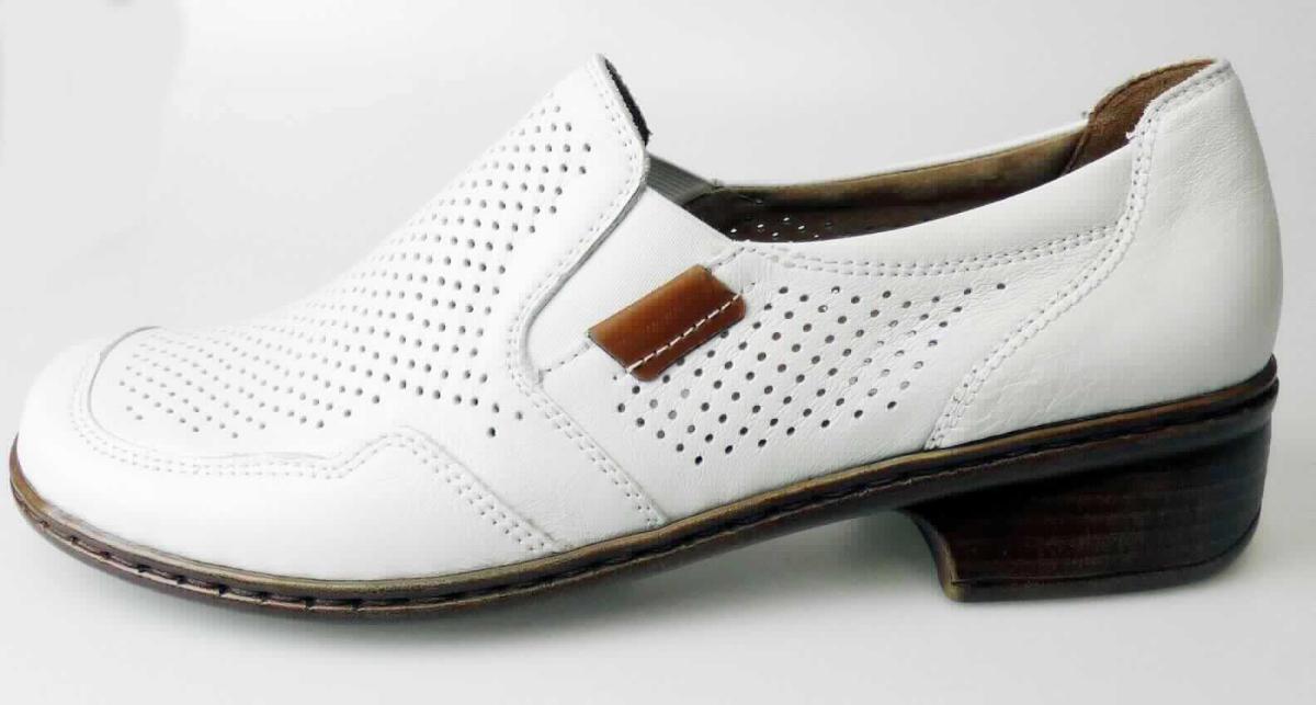 Slipper (lt. Antrag: "Straßenschuhe für Frauen", Größe 4,5, Foto siehe Anlage)
- mit Laufsohlen aus (lt. Antrag) Kunststoff; ohne Hauptsohle aus Holz,
- mit Oberteil (geschlossenes Blatt; damit keine Ware der Unterposition 6403 9911) aus Leder (den größten Teil 
  der Außenfläche bildend) und Spinnstoff,
- ohne Metallschutz in der Vorderkappe,
- nicht den Knöchel bedeckend, 
- mit einer Länge der Innensohle von ca. 25 cm,
- als Frauenschuh erkennbar.

"Schuhe mit Laufsohlen aus Kunststoff und Oberteil aus Leder, andere als in den Unterpositionen
 6403 1200 bis 6403 9991 genannte, für Frauen"