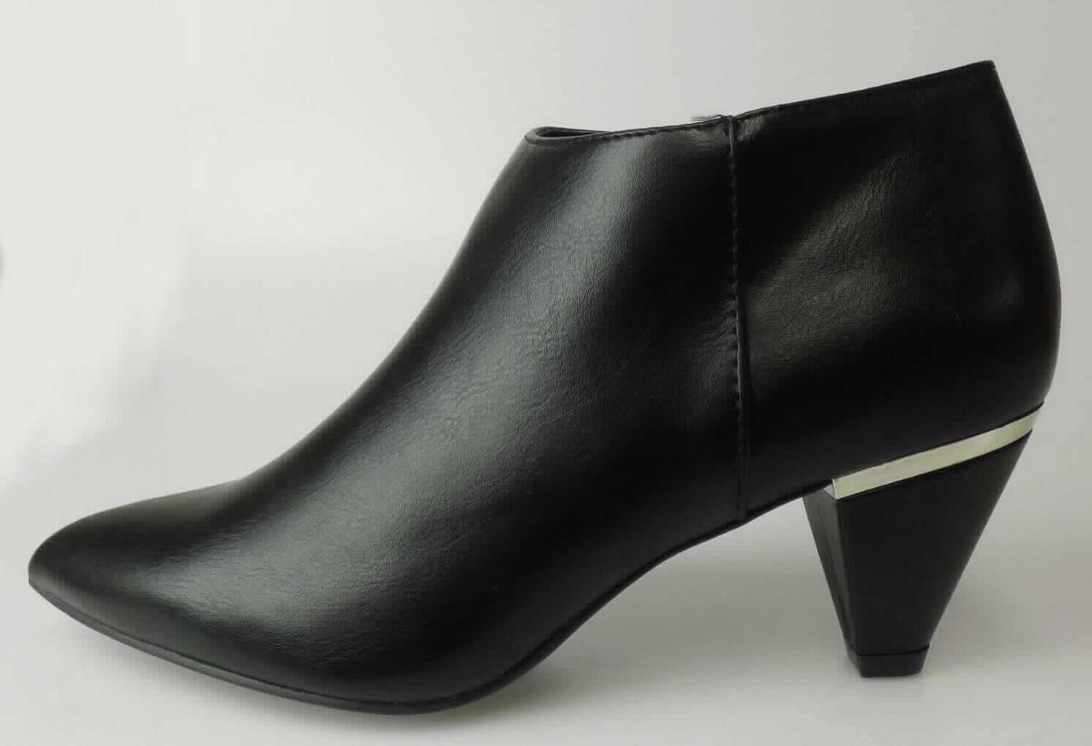 Pumps (lt. Antrag: "Straßenschuhe für Frauen", Größe 37, Foto siehe Anlage)
- mit Laufsohlen aus (lt. Antrag) Kunststoff,
- mit Oberteil (geschlossenes Blatt) aus Kunststoff (Spinnstoff mit einer mit bloßem Auge wahrnehmbaren 
  Außenschicht aus Kunststoff),
- seitlich mit Reißverschluss,
- nicht den Knöchel bedeckend,
- ohne Metallschutz in der Vorderkappe,
- mit einer Länge der Innensohle von ca. 25,2 cm,
- als Frauenschuh erkennbar,
- mit Absatz.

"Schuhe, andere als in der Position 6401 genannte, mit Laufsohlen und Oberteil aus Kunststoff, andere als in den 
 Unterpositionen 6402 1210 bis 6402 9991 genannte, für Frauen"