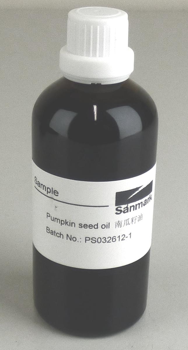 Angaben des Antragstellers:
Kaltgepresstes und ausschließlich filtriertes Kürbiskernöl, virgin; Curcubita Moschata Duchesne
Aufmachung: 190-kg-HDPE-Fässer; unter Schutzgasatmosphäre (Stickstoff)

Feststellungen an einem Warenmuster:
Klare, grüne, leicht viskose, ölige Flüssigkeit (Öl); Geruch: ölig, leicht nach Kürbiskernen; Geschmack: arteigen.

Befund:
Andere pflanzliche Fette und fette Öle (einschließlich Jojobaöl) sowie deren Fraktionen, auch raffiniert, jedoch nicht chemisch modifiziert: andere: andere Fette und Öle sowie deren Fraktionen: rohe Fette und Öle: andere: flüssig: genießbar