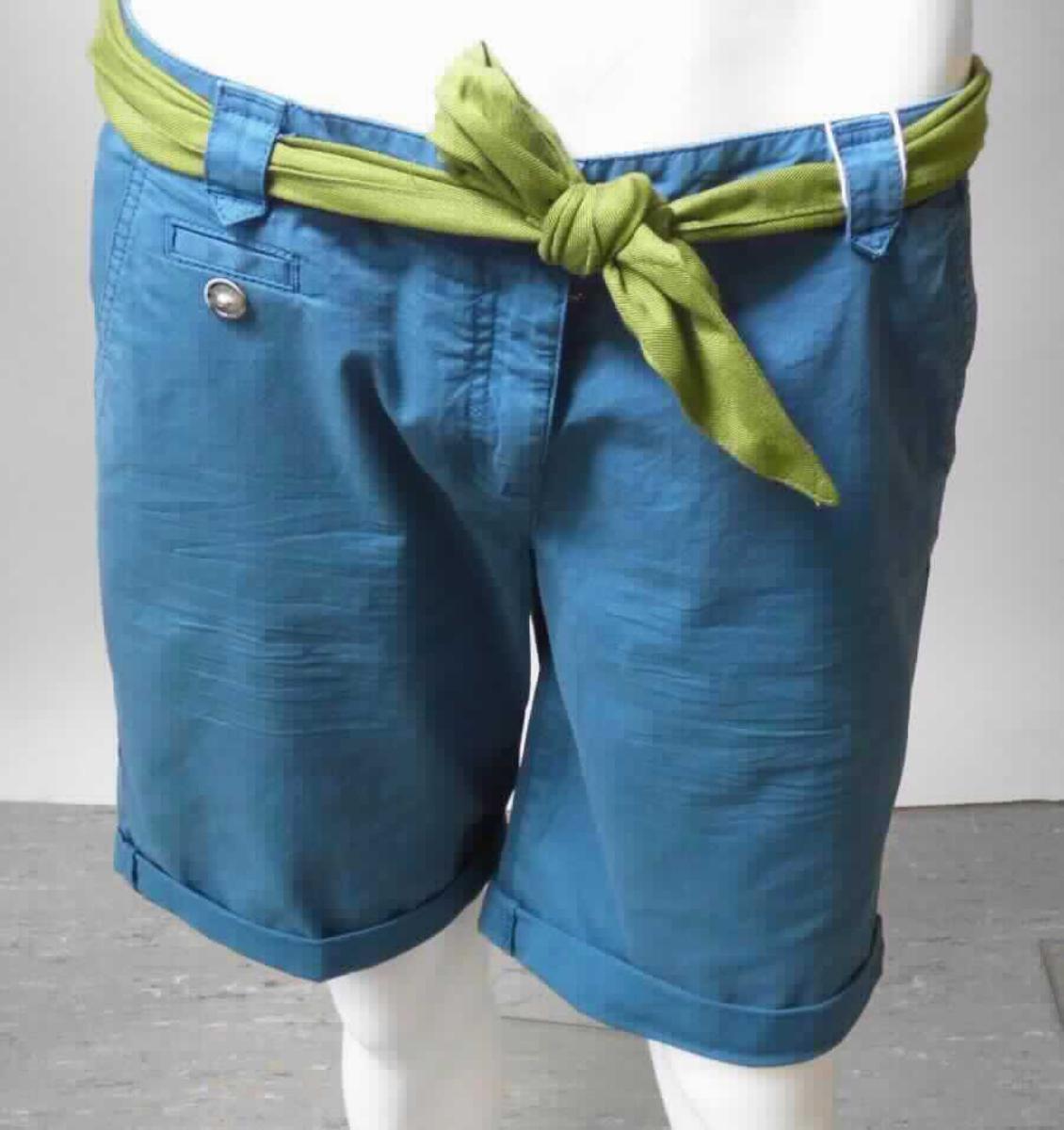 Kurze Hose, Art.-Nr. 064 55704.00.70, Größe 38, Foto siehe Anlage,
- Warenzusammenstellung, bestehend aus einer kurzen Hose und einem Bindegürtel, gemeinsam für den 
  Einzelverkauf aufgemacht und zur Befriedigung eines speziellen Bedarfs zusammengestellt,
- kurze Hose:
-- aus ca. 0,4 mm dicken, einfarbigen Geweben aus laut Antrag 98 % Baumwolle und 2 % Elasthan (synthetische 
   Chemiefasern),
-- in der Taille abschließend; mit einem ca. 3,5 cm breiten, angesetzten Taillenbund mit Gürtelschlaufen,
-- vorn mit einer teilweisen Öffnung mit Reißverschluss, verdeckt von einer von rechts auf links überlappenden
   und im Bund mit einem Knopf zu schließenden Patte (Frauenkleidung), 
-- vorn mit zwei eingesetzten, offenen Taschen und einer Taschenattrappe, hinten mit zwei Gesäßtaschenattrappen,
-- mit kurzen Hosenbeinen, die nicht die Knie bedecken (Seitenlänge: ca. 49 cm),
-- an den Beinabschlüssen durch Umschlagen und Festnähen gesäumt,
- Bindegürtel:
-- durch die Gürtelschlaufen der kurzen Hose gezogen,
-- mit einer Länge von ca. 145 cm und einer Breite von ca. 10 cm,
-- doppelt gearbeitet; aus ca. 0,3 mm dicken, einfarbigen Geweben aus Spinnstoffen,
-- an den Enden spitz zulaufend,
-- durch Zusammennähen konfektioniert,
-- individuelles (selbstständiges) Einzelstück, das eine Ergänzung von Kleidung darstellt,
- im Hinblick auf den Umfang und den Verwendungszweck verleiht die kurze Hose der Warenzusammenstellung 
  ihren wesentlichen Charakter. 

"Kurze Hose, aus Geweben, für Frauen, aus Baumwolle, nicht nach dem Batikverfahren handbedruckt"