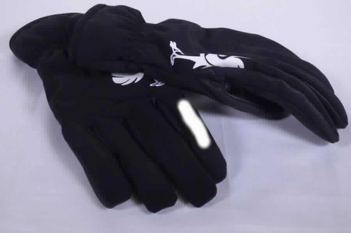 Handschuhe aus Leder, sog. Winterhandschuhe Ice Extreme (Art.-Nr. 7645409), Foto siehe Anlage, 
- als Fünffingerhandschuhe gearbeitet, 
- aus Leder an der Handinnenfläche, der Fingerinnenseiten, dem Fingerzwischenraum von Zeige- und Mittelfinger,
  entlang dem äußeren Rand von Zeige- und kleinem Finger sowie an der Oberseite des Daumens,
- aus Geweben aus Spinnstoffen, die an der Innenseite mit Kunststoff bestrichen sind, an den restlichen Flächen,
- gepolstert gefüttert und mit einer funktionellen Membrane aus Kunststoff versehen,
- in Höhe des Handgelenks mit einem eingenähten gummielastischen Band, 
- ohne funktionelle Merkmale von Spezialsporthandschuhen und von Schutzhandschuhen,
- das Leder verleiht den Handschuhen insbesondere nach dem Wert den wesentlichen Charakter,
- verpackt in einer zur Verpackung üblichen Schachtel aus Kunststoff mit bedrucktem Pappeinleger.

"Bekleidungszubehör aus Leder, Fingerhandschuhe, keine Spezialsporthandschuhe, 
 keine Schutzhandschuhe für alle Berufe"