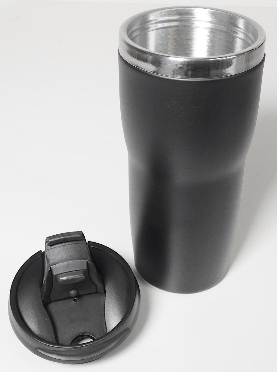 Es handelt sich bei der Ware "Thermotrinkbecher aus Edelstahl" (Art.-Nr. 6265803) um einen Trinkbecher, bestehend aus einem annähernd zylindrischen, doppelwandigen Behältnis aus Edelstahl mit einer matten Kunststoffummantelung. Der ca. 19 cm hohe und im oberen Durchmesser ca. 8 cm große Becher besitzt einen luftverdünnten Raum (Vakuum) zwischen den Metallwänden, einen schwarzen Schraubverschlussdeckel mit aufklappbarem Verschluss zum Öffnen und Schließen des Deckels.  

Der Becher, mit einem Fassungsvermögen von ca. 480 ml, dient zum Bereithalten, Kühlen sowie Warmhalten von Getränken.

Die in einem bedruckten Karton verpackte Ware ist als "Vakuum-Isolierbehälter" einzureihen.