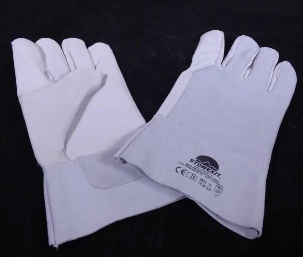 Schutzhandschuhe, sog. Leder-Schweißerhandschuhe, kurz (A3-Artikel-Nr. 7640520), Foto siehe Anlage, 
- als Fünffingerhandschuhe gearbeitet,
- aus Leder (lt. Antrag vom Rind),
- - Handinnenseite, Fingerinnenseiten sowie Daumen- und Zeigefingeraußenseiten aus glattem Leder,
- - restliche Handrückseite aus rauem Leder,
- - Stulpe aus rauem Leder; im Pulsbereich mit einer aufgenähten Verstärkung aus rauem Leder (Pulsschutz),
- nicht gefüttert,
- Nähte gekedert,
- an der Stulpe u. a. mit einem Hinweis auf die Euronorm EN 388 bedruckt,
- zur Verwendung als Schutzhandschuhe für Schweißer vorgesehen.

"Bekleidungszubehör, aus Leder, Fingerhandschuhe, Schutzhandschuhe für alle Berufe"