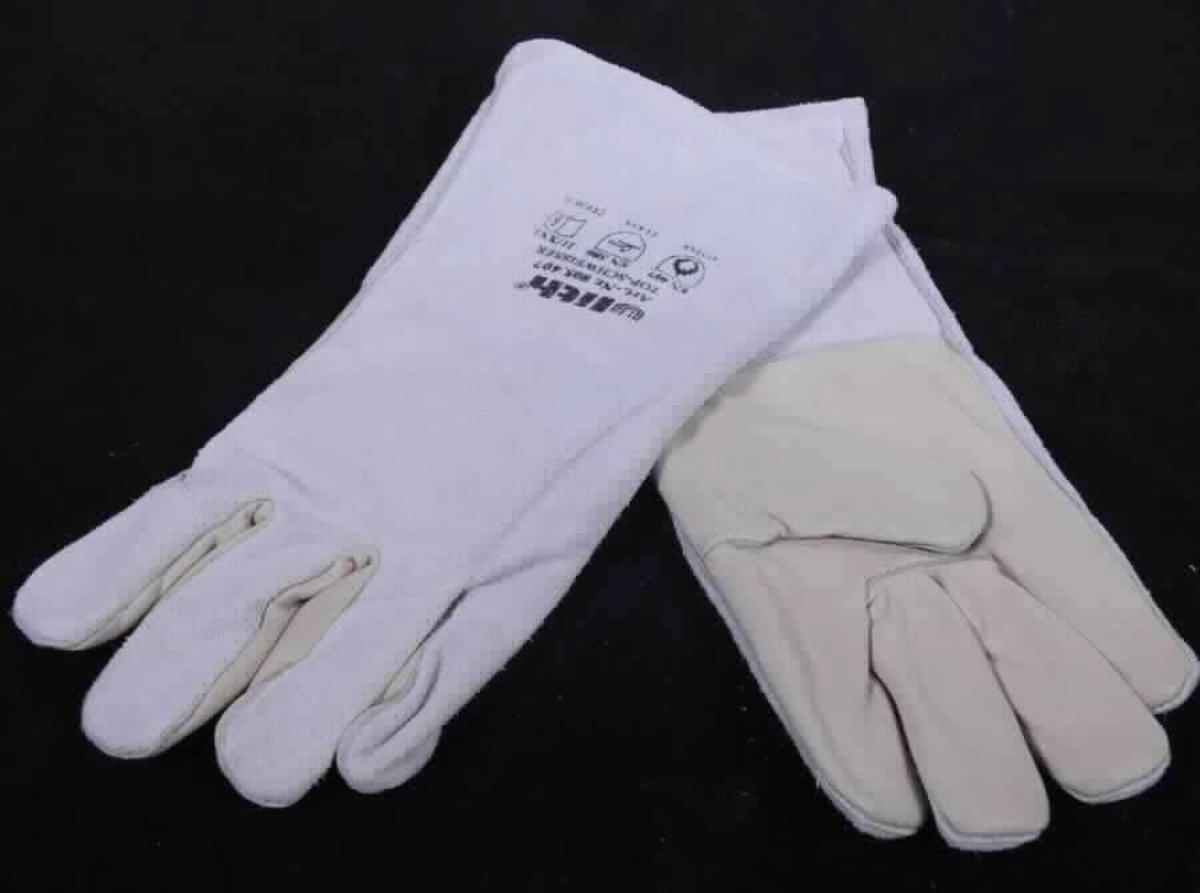 Schutzhandschuhe, sog. Leder-Schweißerhandschuhe Primos, A3-Artikelnummer: 7440560, Foto siehe Anlage, 
- als Fünffingerhandschuhe gearbeitet, 
- aus Leder (laut Antrag Rindleder),
- - Handinnenseite, Fingerinnenseiten und Daumenaußenseiten aus glattem Leder,
- - ansonsten aus rauem Leder,
- mit einer Gesamtlänge von ca. 34 cm; teilweise den Unterarm bedeckend,
- vollständig gefüttert,
- zur Verwendung als Schutzhandschuhe für Schweißer.

"Bekleidungszubehör, aus Leder, Fingerhandschuhe, Schutzhandschuhe für alle Berufe"