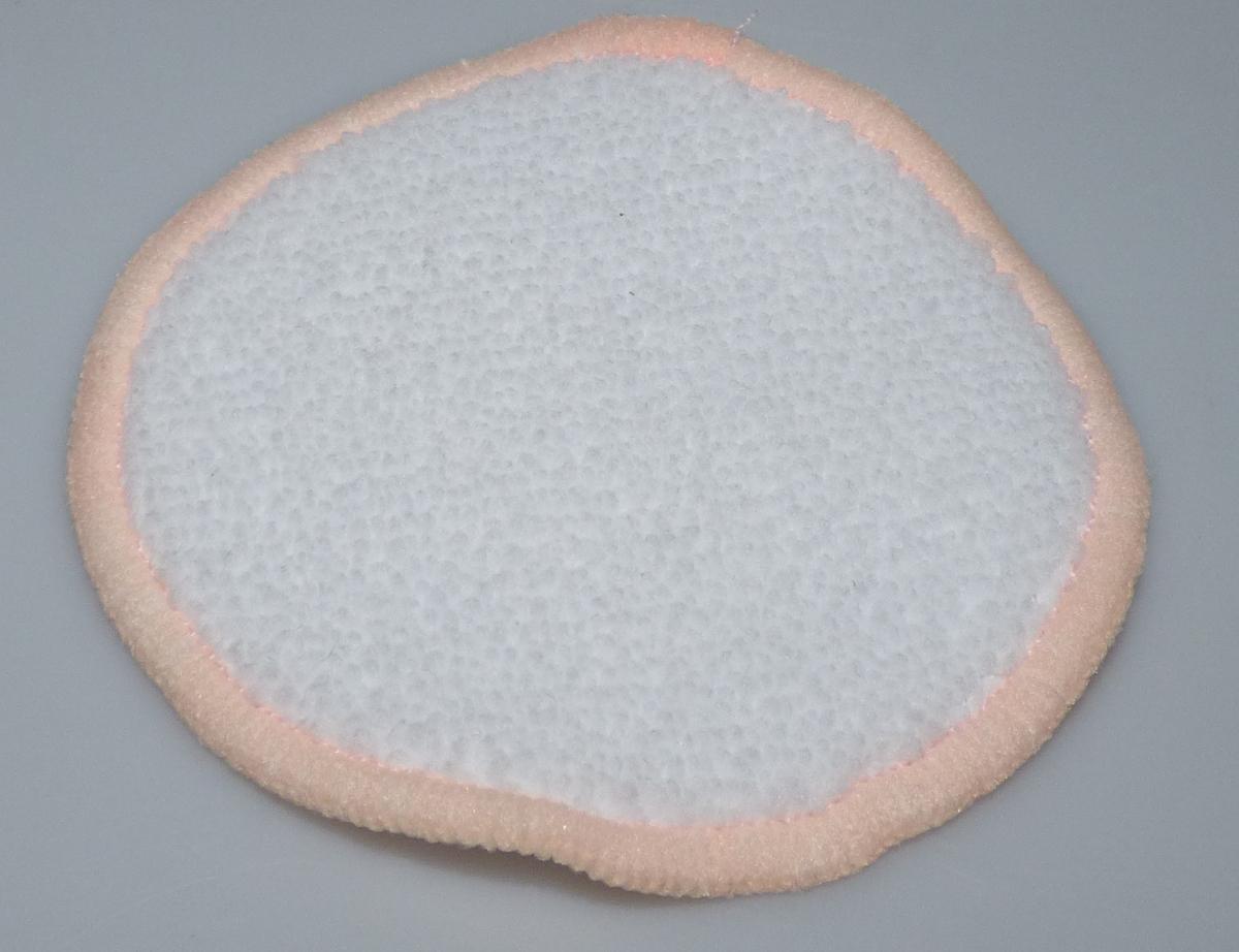 Gesichtsreinigungstuch, sog. 4er Wattepad, Art.-Nr. 720217, Foto siehe Anlage,¸
- laut Antrag als 4er Set verpackt,
- aus einfarbigen Schlingengewirken aus laut Antrag 100 % Polyester (synthetische Chemiefasern),
  somit keine Ware aus Watte,
- in Form eines annähernd runden Pads, mit einem Durchmesser von laut Antrag 8 cm,
- am Rand mit einer kontrastfarbenen Überwendlichnaht gesäumt (u. a. damit konfektioniert),
- wird üblicherweise gewaschen,
- dient zur Gesichtsreinigung und stellt sich damit als Wäsche zur Körperpflege dar.

"Wäsche zur Körperpflege (Gesichtsreinigungstuch), aus Spinnstoffen, aus Chemiefasern, andere
 als aus Vliesstoffen"