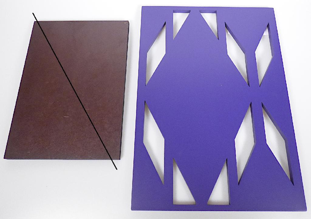 Nach den Angaben der Antragstellerin sowie dem vorgelegten Warenmuster handelt es sich um sog. "Kompakt Hochdruck-Schichtpressstoff-Platten (HPL)" in unterschiedlichen Abmessungen/ Stärken sowie Designs.
Die Platten bestehen aus miteinander mit Phenolharz (Kunststoff im Sinne der Anmerkung 1 zu Kapitel 39) imprägnierten und hochdruckverpressten Papierlagen (Zellulosebahnen), die mittels Laser mit einem vollflächigen Loch-Muster versehen werden. 

Die Erzeugnisse dienen gemäß den Antragsangaben als Wandverkleidungen in Form von Fassadenplatten, Raumteilern, Deckenelementen sowie als Balkon- oder Geländerfüllungen.
Der Charakter der aus verschiedenen Stoffen bestehenden Wandelemente wird im Hinblick auf die Bedeutung für die Verwendung durch den Kunststoff bestimmt.

Zolltarifrechtlich handelt es sich um "Baubedarfsartikel aus Kunststoffen, anderweit weder genannt noch inbegriffen, andere als in den TARIC-Codes 3925 1000 00 bis 3925 9020 00 genannt".