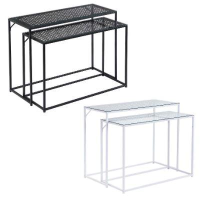 Bei dem sog. "Konsolentisch 2er Set" handelt es sich um ein Set aus zwei Tischen (100 x 40 x 77 cm bzw. 95 x 37 x 67 cm (B x T x H)), die ineinander geschoben werden können.
Sie bestehen im Wesentlichen aus je einer rechteckigen Tischplatte aus Metall mit einer darüberliegenden, lose aufliegenden Glasplatte und einem Metallgestell.

Aufgrund der Bedeutung als Stabilität verleihendes Element (tragende Beine und Rahmen) bestimmt das Metall den stofflichen Charakter der Ware.

Das Erzeugnis ist dazu bestimmt, auf den Boden gestellt zu werden.

Das verpackte Set ist als "anderes als von den Positionen 9401 und 9402 erfasstes Möbel, aus Metall, nicht von der in Büros verwendeten Art, kein Bett" einzureihen.