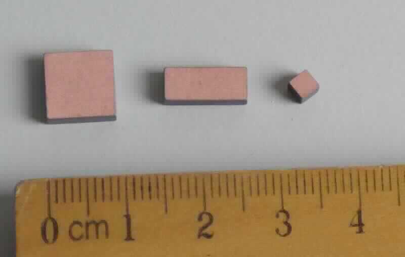 Abstandshalter aus Cermet

Bei den Erzeugnissen handelt es sich um quaderförmige Elemente aus dem Verbundwerkstoff Aluminium-Siliciumcarbid in den unterschiedlichen Abmessungen von wenigen Millimetern bis in den Zentimeterbereich. Die Artikel werden als Abstandshalter in IGBT-Modulen verbaut.

Derartige Waren sind als "andere Waren aus Cermets, hier: Quaderförmiges Element aus dem Verbundwerkstoff Aluminium-Siliciumcarbid (AlSiC) zum Verbau in IGBT-Modulen" in den TARIC-Code 8113 0090 20 einzureihen.