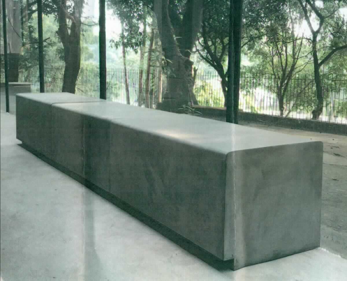 Bei der als "Sitzbank aus Leichtbeton" bezeichneten Ware handelt es sich um ein Sitzmöbel in Form einer ca. 100 x 50 x 45 cm (B x T x H) großen, quaderförmigen Bank aus Leichtbeton (ca. 80 kg) mit polierten Außenflächen, abgerundeten Kanten an der Oberseite und einem Hohlraum im Inneren. 
Das für den Außenbereich gestaltete Erzeugnis ist dazu bestimmt, auf den Boden gestellt zu werden. 

Die Ware ist als "anderes als von den Unterpositionen (HS) 9401 10 bis 9401 79 erfasstes Sitzmöbel (ausgenommen solche der Position 9402)" einzureihen.