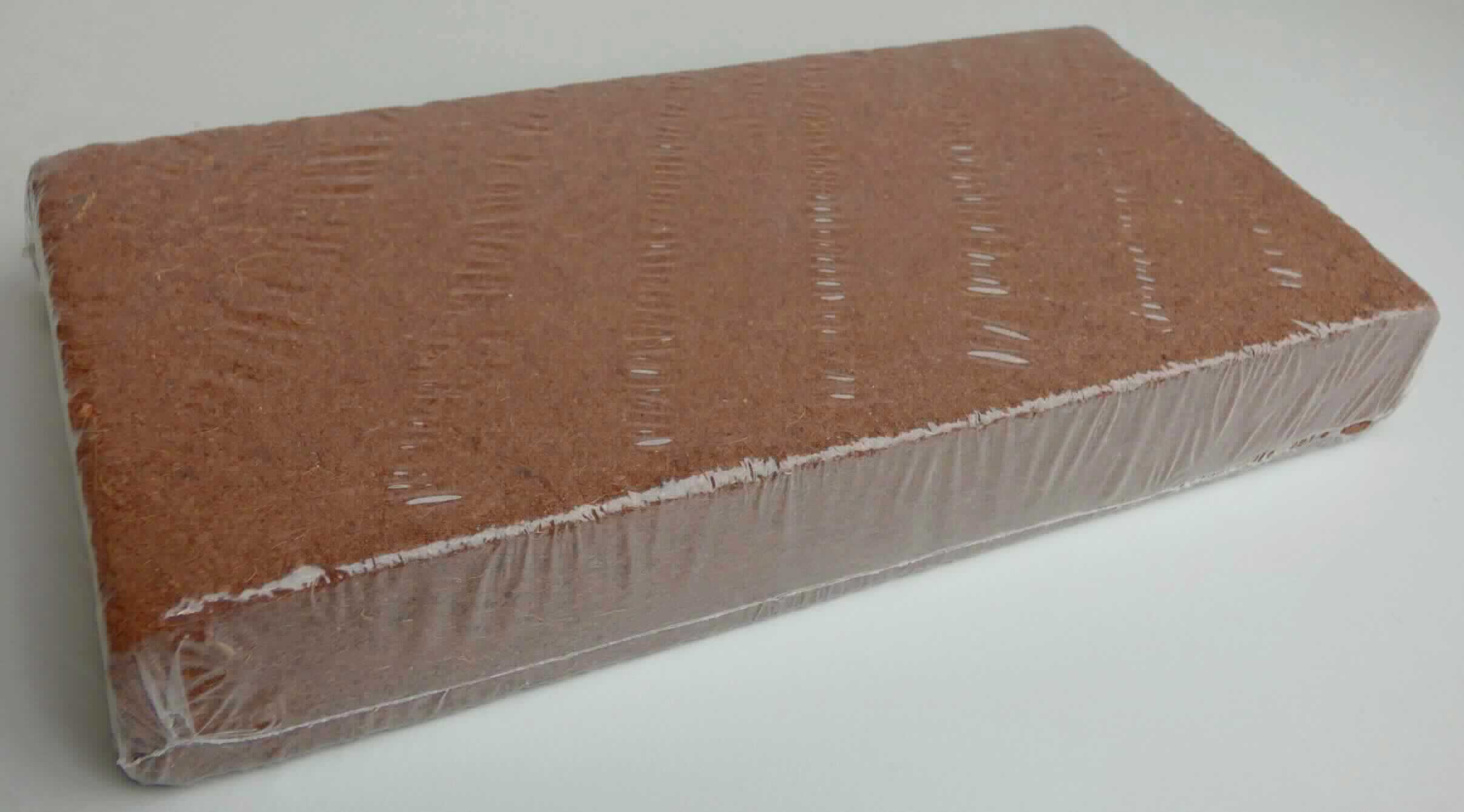 Nach den Antragsangaben und dem vorgelegten Warenmuster handelt es sich bei der sog. "Blumenerde Kokos, Art.-Nr. 12976607" um ein zerkleinertes, bräunliches Material aus der Kokosnussfruchthülle ohne weitere Zusätze, durchsetzt mit kurzen, haarähnlichen Faserabschnitten (keine textilen Fasern).
Das Erzeugnis wird zu einem rechteckigen Block (Ziegel) in den Abmessungen von ca. 20 x 20 x 2,5 cm gepresst. Die in Folie mit Pappeinleger eingeschweiße Ware soll als Kultursubstrat für Pflanzen verwendet werden.

Zolltarifrechtlich handelt es sich um "Pflanzliche Erzeugnisse, anderweit weder genannt noch inbegriffen, andere als Baumwoll-Linters oder Betelblätter (Piper betle L.)".