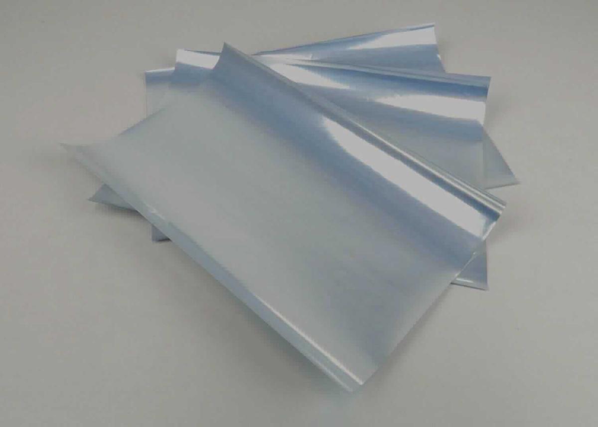 Es handelt sich um Papier, das einseitig mit einer dünnen Schicht Aluminium bedampft ist. Die Aluminiumschicht ist mit einer wässrigen Dispersion auf Kunststoffbasis gestrichen. Das Papier hat einen Quadratmetergewicht von 110 g und wird in rechtecktigen Bogen (Format DIN A4) eingeführt.
Das Papier soll mit Etiketten, mit Hilfe von Tintenstrahldruckern bedruckt werden.

Abbildung siehe Anlage.

Derartige Waren gehören als "mit Kunststoff überzogene Papiere, nicht mit einer Klebeschicht versehen, mit einem Quadratmetergewicht von weniger als 150 g, in Rollen oder quadratischen oder rechteckigen Bogen, jeder Größe, ausgenommen Waren von der in der Position 4803, 4809 oder 4810 beschriebenen Art" zum TARIC-Code 
4811 59 00 90.