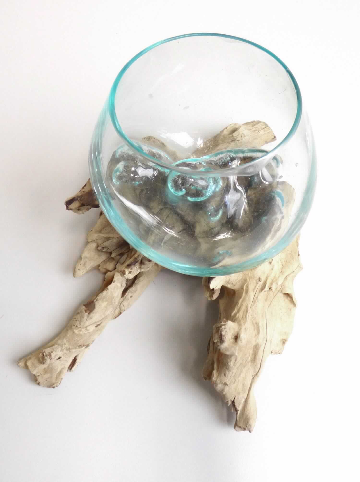 Glasware zur Innenausstattung, sog. Glas (mundgeblasen) auf Teakwurzel, Foto siehe Anlage, 
aus verschiedenen Bestandteilen zusammengesetzte Ware in sechs Ausführungen, bestehend aus:
- einem oben offenen Gefäß in Form einer Zierschale bzw. einer Vase (Pos. 7013),
- - aus gewöhnlichem, klarsichtigem Glas,
- - - laut Antrag handgefertigt (mundgeblasen),
- - mit einem Bodenteil, das durch Erhitzen der Form der Wurzel angepasst wurde; dadurch ist das Gefäß 
    passgenau auf der Wurzel platziert, 
- einem natürlichen Teakholzwurzelstück (Pos. 0604),
- in unterschiedlichen Abmessungen,
- das Glasgefäß bestimmt nach seiner Bedeutung in Bezug auf die Verwendung den wesentlichen Charakter 
  der Ware, das Wurzelstück ist im Hinblick auf den Wert charakterbestimmend; keiner der Bestandteile verleiht 
  der zusammengesetzten Ware ihren wesentlichen Charakter, die Ware ist damit der von den gleichermaßen 
  in Betracht kommenden Positionen (0604 und 7013) in der Nomenklatur zuletzt genannten Position zuzuweisen.

"Glasware zur Innenausstattung, aus gewöhnlichem Glas, handgefertigt (manuelle Glasentnahme)"