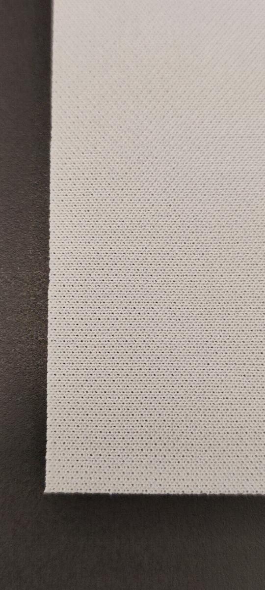 Kuliergewirke, sog. Einwegtücher, Foto siehe Anlage,
- in einem Polybeutel verpackt,
- lediglich quadratisch heiß zugeschnitten, mit einer Kantenlänge von weniger als 30 cm,
- aus synthetischen Chemiefasern (laut Antrag Polyester),
- keine Elastomergarne oder Kautschukfäden enthaltend,
- ohne Flor- oder Schlingenoberfläche,
- keine Raschelspitze,
- dient laut Antrag der Reinigung und Desinfektion von Reinräumen.

"Gewirke, mit einer Breite von weniger als 30 cm, anderes als solche der Positionen 6001 und 6002, 
 aus synthetischen Chemiefasern, anderes als in der Unterposition (KN) 6003 3010 genannte"