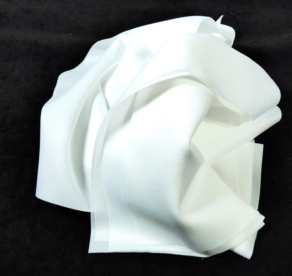 Kuliergewirke, sog. Einwegtücher, Foto siehe Anlage,
- laut Antrag:
-- in einem Polybeutel verpackt,
-- lediglich quadratisch heiß zugeschnitten, mit einer Kantenlänge von mehr als 30 cm,
-- aus synthetischen Chemiefasern (Polyester),
-- gebleicht,
-- keine Elastomergarne oder Kautschukfäden enthaltend,
-- ohne Flor- oder Schlingenoberfläche,
-- dient der Reinigung und Desinfektion von Reinräumen,
- aufgrund der Abmessungen keine Ware der Position 6003.

"Gewirke, anders als in den Positionen 6001 bis 6005 genannte, aus synthetischen Chemiefasern,
 gebleicht"