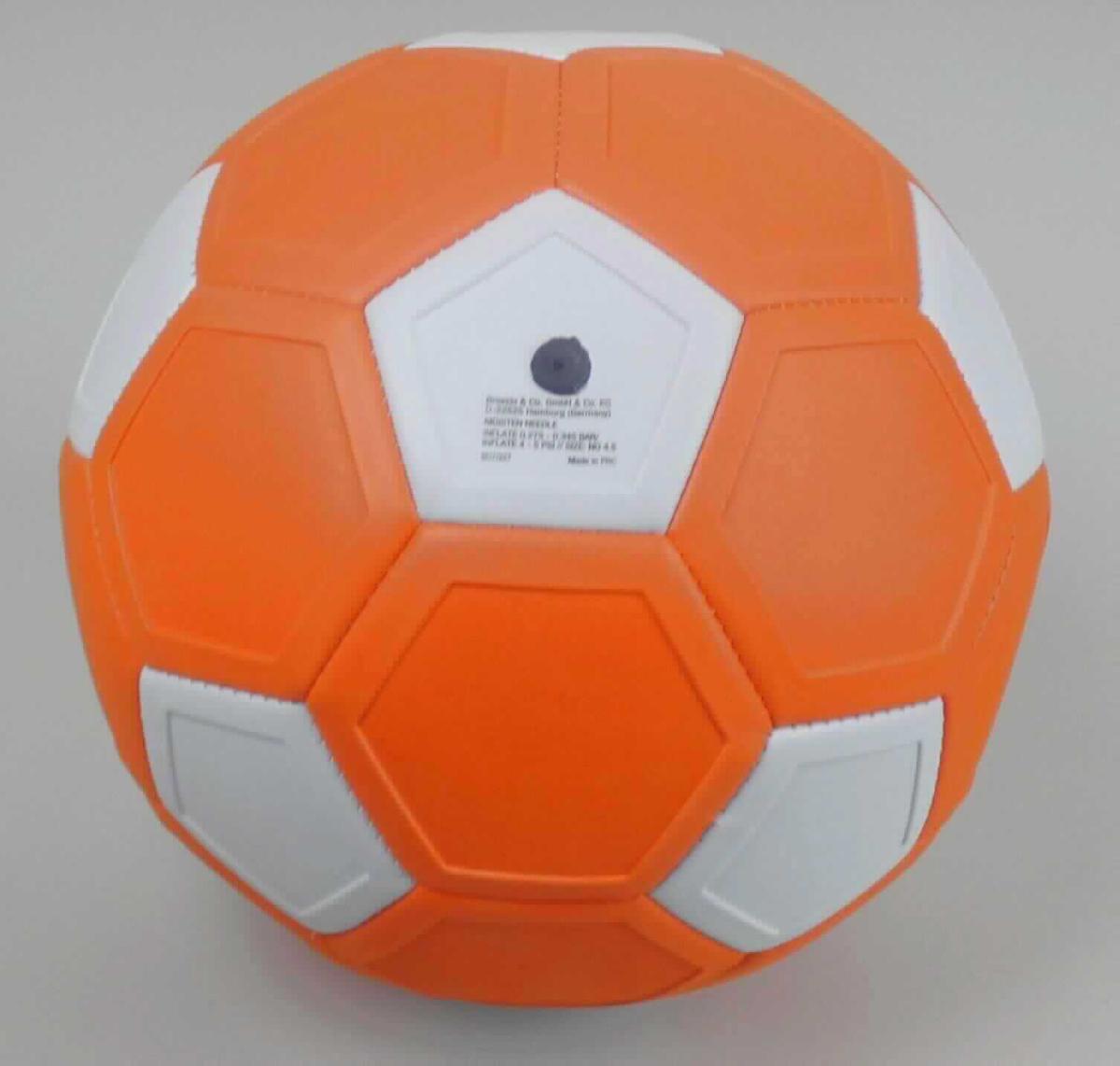 Bei dem durch ein Warenmuster veranschaulichten und als "Kicker-Spielfußball, Art. 20721" bezeichneten Erzeugnis handelt es sich um einen Fußball,
- mit einem Durchmesser von etwa 22 cm bzw. einem Umfang von etwa 68 cm (entspricht der 
  Ballgröße 5 für den Herren-Profisport),
- in den Farben orange und weiß gestaltet,
- mit einem Ventil ausgestattet und somit aufblasbar,
- in einem farbig bedruckten Showkarton für den Einzelverkauf aufgemacht.

Die Ware ist zolltariflich als "Ausrüstungsgegenstand für andere Sportarten, in Kapitel 95 anderweit weder genannt noch inbegriffen, nicht von den Unterpositionen (KN) 9506 1110 bis 9506 6100 erfasst, aufblasbarer Ball" einzureihen.