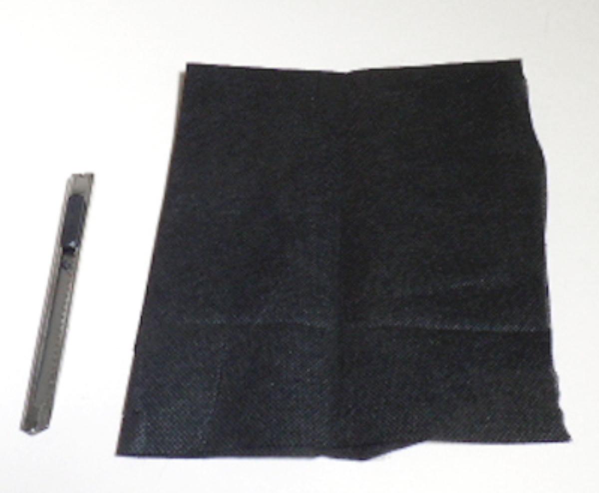 Vliesstoff und Cuttermesser, sog. Garten Unkrautvlies mit Boxcutter, Foto siehe Anlage,
- laut Antrag gemeinsam in einem Polybeutel verpackt,
- die Waren dienen weder der Befriedigung eines speziellen Bedarfs noch der Ausübung einer
  bestimmten Tätigkeit und stellen somit keine Warenzusammenstellung im Sinne der AV 3 b) dar;
  somit sind die Waren getrennt einzureihen,
- Vliesstoff:
-- als Rollenware, laut Antrag mit einer Breite von 1 m und einer Länge von 50 m,
-- aus synthetischen Filamenten (keine aromatischen Polyamide),
-- punktuell thermisch verfestigt,
-- einlagig,
-- weder bestrichen noch überzogen,
-- kein melt blown,
-- mit einem Quadratmetergewicht von laut Antrag 150 g.

"Vliesstoff, aus synthetischen Filamenten, mit einem Quadratmetergewicht von mehr als 70 g bis 150 g,
 weder bestrichen noch überzogen, anderer als in den Unterpositionen 5603 1390 30 und
 5603 1390 60 genannte"