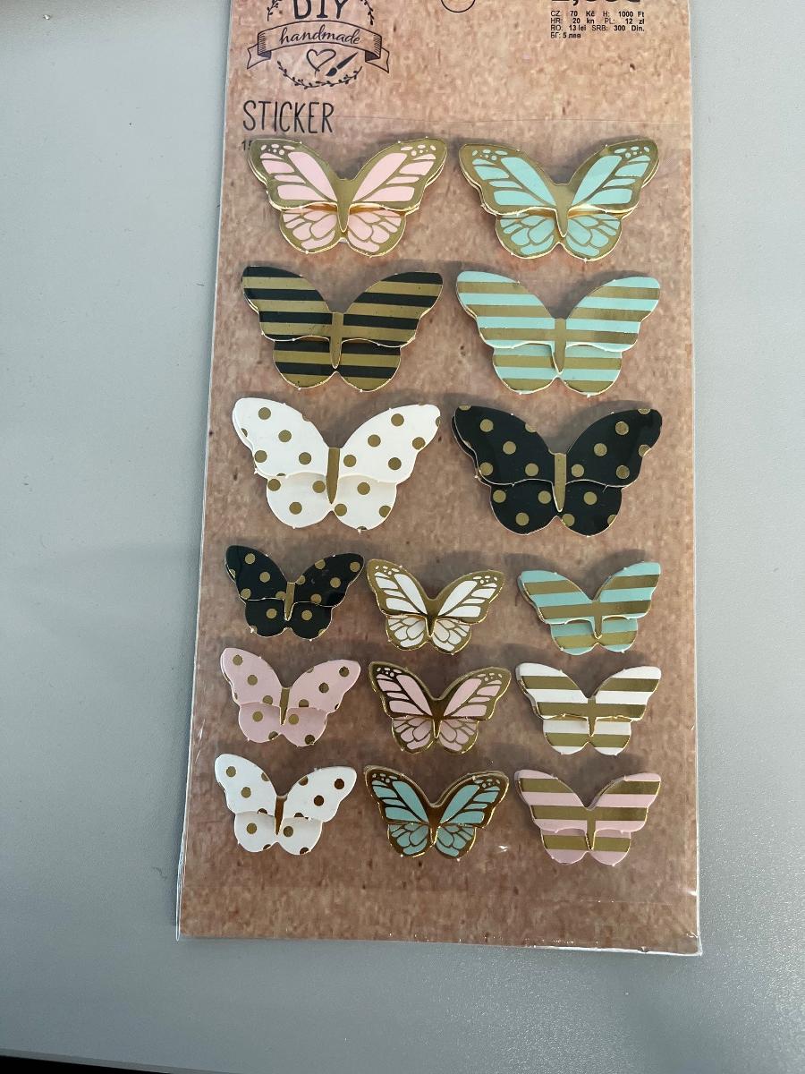 Es handelt sich um insgesamt 15 Aufkleber zu Dekorationszwecken in zwei verschiedenen Größen (maximale Abmessungen: etwa 5,6 x 3,5 x 0,5 cm bzw 3,6 x 2,4 x 0,5 cm), die gemeinsam auf eine rechteckige, klarsichtige Trägerfolie aus Kunststoff zum Abziehen aufgebracht sind. Die Aufkleber sind zweilagig aufgebaut und bestehen jeweils aus einem unregelmäßigen Zuschnitt aus mit Mustern bedruckter Pappe, der die Kontur eines Schmetterlings aufweist. Auf die Rückseite ist ein Pad aus selbstklebendem Zellkunststoff aufgebracht. Auf den bedruckten Pappzuschnitt ist mittels eines Klebepads ein weiterer unregelmäßiger Pappzuschnitt aufgeklebt, der wie ein Teilbereich des darunter aufgedruckten Motivs bedruckt und zugeschnitten ist. Die rechteckige Trägerfolie ist mit einem mit Produktinformationen bedruckten Pappeinleger in einem durchsichtigem Kunststofffolienbeutel verpackt.

Abbildung siehe Anlage.

Derartige Waren gehören als "andere, als in den vorgenannten TARIC-Codes aufgeführte Waren aus Papier und Pappe" zum TARIC-Code 4823 9085 80, da es sich um eine aus verschiedenen Stoffen zusammengesetzte Ware handelt, deren wesentlicher Charakter nach dem Umfang, dem äußeren Erscheinungsbild und der Bedeutung für die Verwendung durch die Bestandteile aus Pappe bestimmt wird.