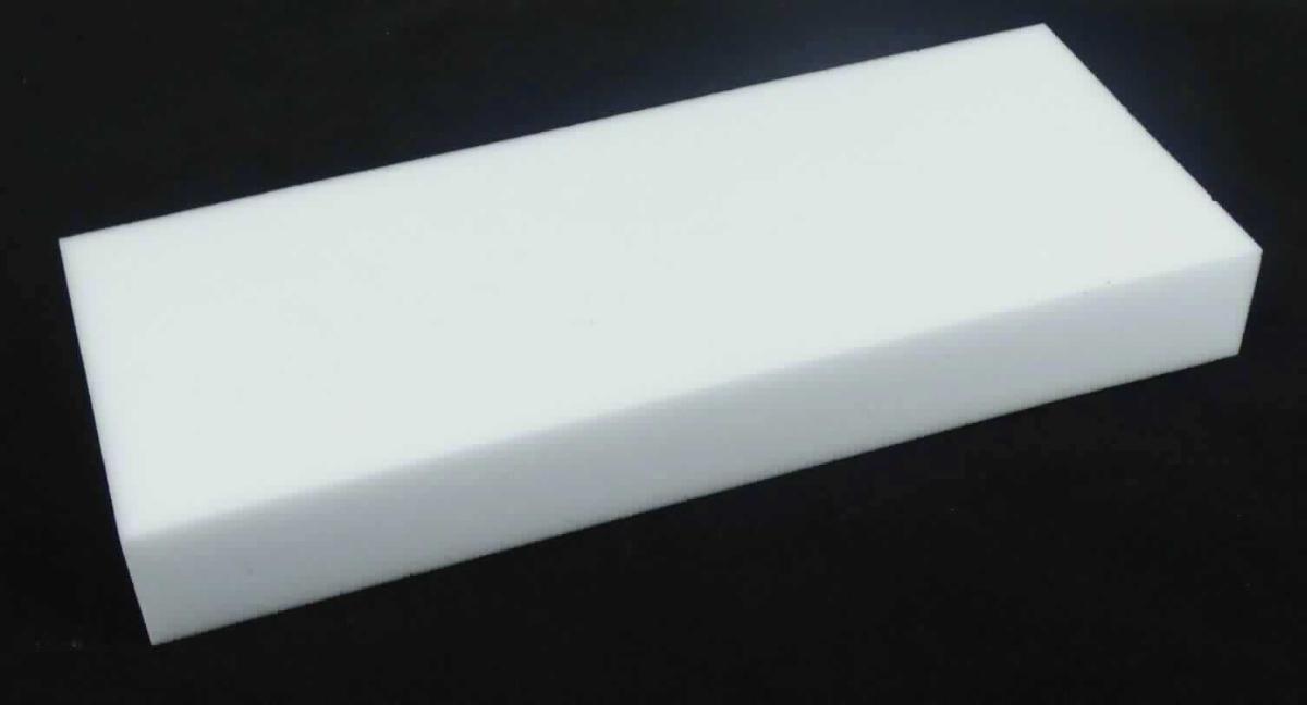 Angaben des Antragstellers:
Reinigungsschwamm zum Reinigen von Oberflächen ohne Reinigungsmittel

Untersuchungen an einem Warenmuster:
Es wurde ein weißer, zuschneidbarer Block (Maße ca. 31,0 x 12,5 x 4,0 cm) aus einem Zellkunststoff (Melaminharz) vorgelegt. Der Block stellt sich als Quader ohne weitere Bearbeitung dar. Der Zellkunststoffblock ist in einer bunt bedruckten Pappfaltschachtel verpackt und für den Einzelverkauf aufgemacht (Aufdruck auszugsweise: "Radierschwamm").

Befund:
Es liegt ein Block aus Zellkunststoff im Sinne der Unterposition (KN) 3921 1900 vor.