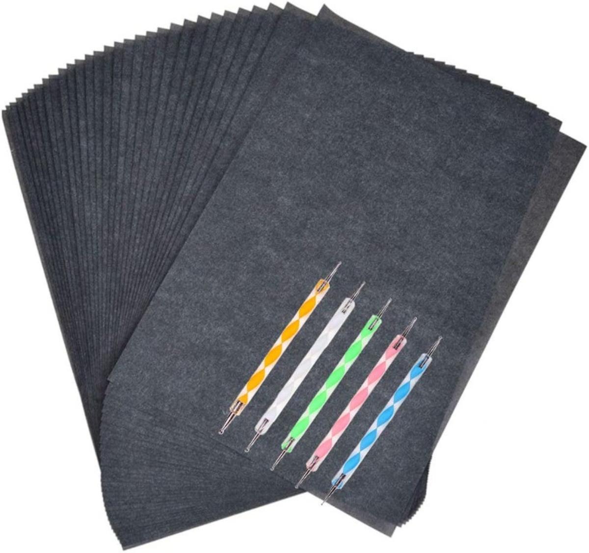 Es handelt sich um eine Zusammenstellung, bestehend aus 100 Blatt DIN A4 Kohlepapier und fünf Prägestiften mit unterschiedlich dicken Spitzen (Einrückungspunktstifte). Mit Hilfe des Kohlepapiers und der Prägestifte können z. B. Muster oder Zeichnungen auf Oberflächen wie z. B. Papier, Holz, Leinwand, Keramik übertragen werden. Aufgrund des einfachen Herstellungsprozesses ist eine Einreihung in die Position 9503 ausgeschlossen.
Das Set ist mit schwarzem oder blauem Kohlepapier erhältlich und in einem Papierumschlag mit Produktinformation für den Einzelverkauf verpackt.

Abbildung siehe Anlage.

Derartige Waren gehören als "andere Kohlepapiere" zum TARIC-Code 4816 90 00 90, da es sich zolltarifrechtlich um eine Warenzusammenstellung in Aufmachung für den Einzelverkauf handelt, deren wesentlicher Charakter in Bezug auf den Umfang / Menge des Kohlepapiers bestimmt wird.