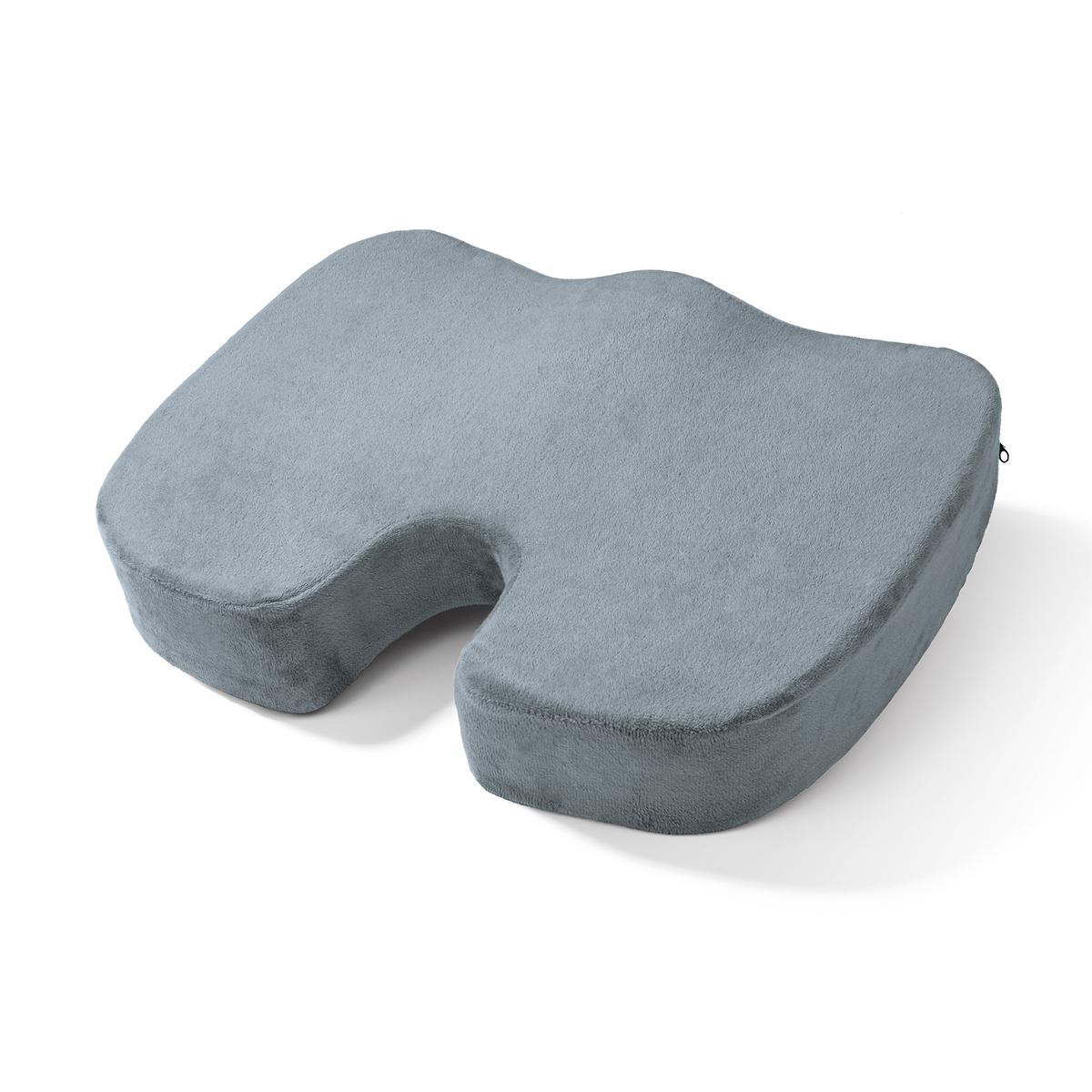 Bei dem sog. Gel-Sitzkissen handelt es sich um ein ca. 45 cm x 35 cm x 7 cm (L x B x H) großes, ergonomisch geformtes Sitzkissen, bestehend aus einer grauen, mit einem Reißverschluss versehenen Hülle (lt. Antrag 100% Polyester) aus Spinnstoffen, welche rückseitig mit rutschhemmenden Kunststoffnoppen versehenen ist und einer Polsterung aus Schaumstoff mit Memory-Effekt, die auf der Oberseite eine Gel-Beschichtung aus Kunststoff aufweist.

Das Erzeugnis wird als Sitzunterlagen verwendet und dient der Entlastung des Rückens und des Lendenwirbels.

Die in einem bedruckten Karton verpackte Ware ist als eine „den Bettausstattungen ähnliche Ware, gepolstert, nicht von den Unterpositionen (HS) 9404 21 bis 9404 40 erfasst, nicht mit Federn oder Daunen gefüllt“ einzureihen.