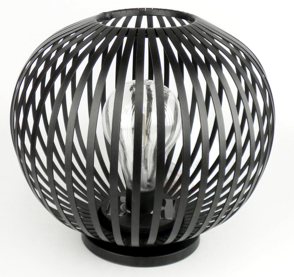 Bei der sog. Solar Metall Lampe, Art. 9985710 handelt es sich um einen elektrischen Beleuchtungskörper, bestehend aus einem ca. 230 mm x 220 mm (d x H) großen, kugelförmigen oben offenen Gestell aus Metall, mit seitlich im ca. 1 cm Abstand vertikal angebrachten Metallstäben, einem kreisrunden Metallsockel, einem im Sockel integrierten Solarmodul und einer im Dauerlicht weiß leuchtenden, nicht austauschbaren LED-Lichtquelle in Form einer LED-Lampe aus Kunststoff (Nachbildung einer LED-Birne).

Das Erzeugnis ist mit einem Batteriefach und Ein-/Ausschalter ausgestattet.

Die Leuchte verbreitet bei eintretender Dunkelheit Licht und dient der Beleuchtung in der Art eines Stimmungslichtes (lt. Antrag im Außenbereich).
Sie ist universell platzierbar und kann bspw. auf Terrassentische oder beliebige Gegenstände gestellt werden.

Hinweise auf Handarbeit liegen nicht vor.

Das Erzeugnis ist als "elektrischer Beleuchtungskörper, anderweit weder genannt noch inbegriffen, nicht von den Unterpositionen (HS) 9405 11 bis 9405 39 erfasst, fotovoltaisch, ausschließlich zur Verwendung mit LED-Lichtquellen bestimmt, kein Scheinwerfer, aus Metall, nicht handgearbeitet" einzureihen.