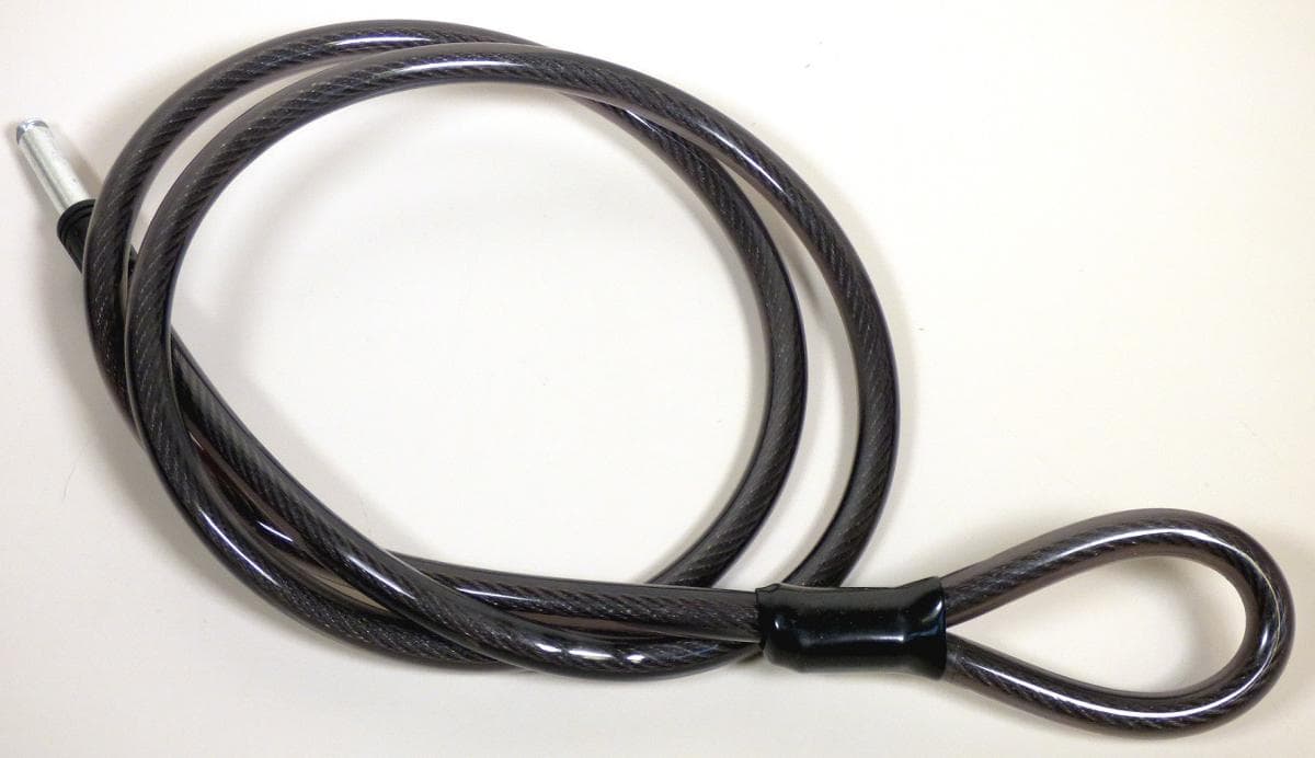 Kabel mit Schlaufe und Einrastbolzen

Bei der Ware handelt es sich um ein kunststoffummanteltes Stahlkabel, bestehend aus mehreren geflochtenen Stahllitzen, das an einem Ende zu einer Schlaufe geformt ist und an dem anderen Ende mit einem Einrastbolzen versehen ist. Das Kabel hat eine Länge von 1500 mm und eine Durchmesser mit Ummantelung von 12 mm. Der Einrastbolzen weist eine Länge von 46 mm und einen Durchmesser von 10 mm auf. Die Schlaufe wird mit einer Metallhülse zusammengehalten, die mit einer dünnen Kunststoffmanschette kaschiert ist. Das Erzeugnis wird in Kombination mit einem Rahmenringschloss (nicht Gegenstand der vZTA) als Zusatzsicherung von losen Gegenständen an einem festen Gegenstand verwendet.

Derartige Erzeugnisse sind als andere Litzen, Kabel, Seile, Seilschlingen und ähnliche Waren aus Eisen oder Stahl in den TARIC-Code 7312 9000 00 des Zolltarifs einzureihen.
