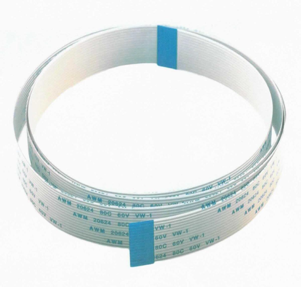 Elektrisches isoliertes Kabel, sog. "Ersatz-Flexkabel", 
- aus 15 auf einer Trägerfolie nicht im Druckverfahren aufgebrachten Metallleitern mit PET-/PVC-Isolierung,
- an beiden Enden isolationsverstärkt,
- Einzeldrähte mit einer Dicke von 0,035 mm und einer Breite von 0,3 mm sowie einem Abstand von nicht
  mehr als 0,5 mm,
- mit einem Pitch (Mitte-Mitte-Abstand der Leiter) von 0,5 mm, 
- wärmebeständig bis 80 °C, 
- für eine Spannung von 60 V und eine Stromstärke von 0,5 A,
- mit einer Länge von 1 m und einer Breite von 16 mm, 
- ohne Anschlussstücke,
- zur Verwendung in Kameras.

Das Erzeugnis ist als "isolierter elektrischer Leiter, nicht von den Unterpositionen (HS) 8544 11 bis 8544 30 erfasst, für eine Spannung von 1000 Volt oder weniger, ohne Anschlussstücke, nicht von der für die Telekommunikation verwendeten Art, mit PET/PVC isoliertes flexibles Kabel mit einer Spannung von nicht mehr als 60 Volt, einer Stromstärke von nicht mehr als 1A, einer Wärmbeständigkeit von nicht mehr als 105 °C, einzelnen Drähten mit einer Dicke von nicht mehr als 0,1 mm (± 0,01 mm) und einer Breite von nicht mehr als 0,8 mm (± 0,03 mm), einem Abstand zwischen den Leitern von nicht mehr als 0,5 mm und einem Pitch (Mitte-Mitte-Abstand der Leiter) von nicht mehr als 1,25 mm" einzureihen.