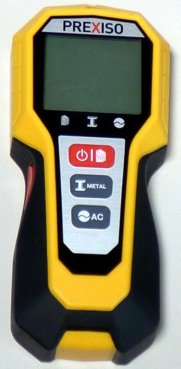 Sog. Leistungsprüfer 5 in 1, im Wesentlichen bestehend aus einem spezifisch geformten Gehäuse aus Kunststoff (172 x 76 x 32 mm; 169 g ohne Batterie), das mit einem LC-Display, einer Status-LED, einem Lautsprecher, einem Ein-/Ausschalter an der Gehäuseseite, drei Drucktastknöpfen unterhalb der Anzeige, einem Batteriefach sowie mit elektrischen und elektronischen Bauelementen ausgestattet ist (zur äußeren Form: siehe Abbildung in der Anlage).
Das Multifunktionsgerät dient sowohl dem Lokalisieren von spannungsführenden Leitungen unter Verwendung von elektrischen Signalen als auch von metallischen und nichtmetallischen Materialien (z.B. Holz) in Decken, Wänden und Fußböden und zeigt eine Detektion im LCD und in Form eines akustischen Signals an. 
Eine kennzeichnende Haupttätigkeit ist nicht feststellbar. 
Die Ware wird als "Gerät zum Messen oder Prüfen elektrischer Größen (Spannung), ausgenommen Zähler der Position 9028, nicht in den Unterpositionen (TARIC) 9030 1000 00 bis 9030 3320 90 erfasst" eingereiht.