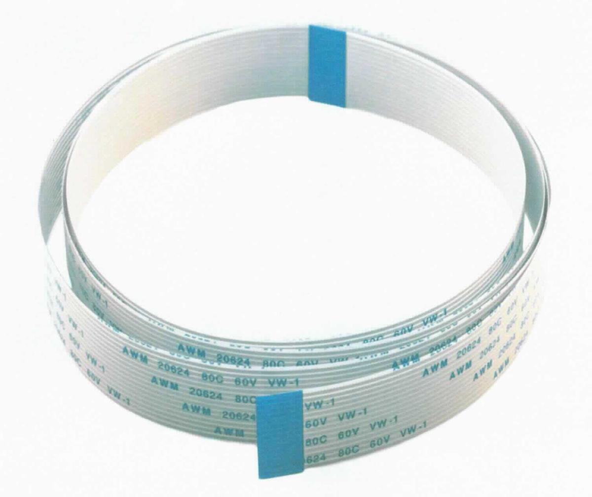 Elektrisches isoliertes Kabel, sog. "Ersatz-Flexkabel", 
- aus 15 auf einer Trägerfolie nicht im Druckverfahren aufgebrachten Metallleitern mit PET-/PVC-Isolierung,
- an beiden Enden isolationsverstärkt,
- Einzeldrähte mit einer Dicke von 0,035 mm und einer Breite von 0,3 mm sowie einem Abstand von nicht
  mehr als 0,5 mm,
- mit einem Pitch (Mitte-Mitte-Abstand der Leiter) von 0,5 mm, 
- wärmebeständig bis 80 °C, 
- für eine Spannung von 60 V und eine Stromstärke von 0,5 A,
- mit einer Länge von 30 cm und einer Breite von 16 mm, 
- ohne Anschlussstücke,
- zur Verwendung in Kameras.

Die Ware ist als "isolierter elektrischer Leiter, nicht von den Unterpositionen (HS) 8544 11 bis 8544 30 erfasst, für eine Spannung von 1000 Volt oder weniger, ohne Anschlussstücke, nicht von der für die Telekommunikation verwendeten Art, mit PET/PVC isoliertes flexibles Kabel mit einer Spannung von nicht mehr als 60 Volt, einer Stromstärke von nicht mehr als 1A, einer Wärmbeständigkeit von nicht mehr als 105 °C, einzelnen Drähten mit einer Dicke von nicht mehr als 0,1 mm (± 0,01 mm) und einer Breite von nicht mehr als 0,8 mm (± 0,03 mm), einem Abstand zwischen den Leitern von nicht mehr als 0,5 mm und einem Pitch (Mitte-Mitte-Abstand der Leiter) von nicht mehr als 1,25 mm" einzureihen.