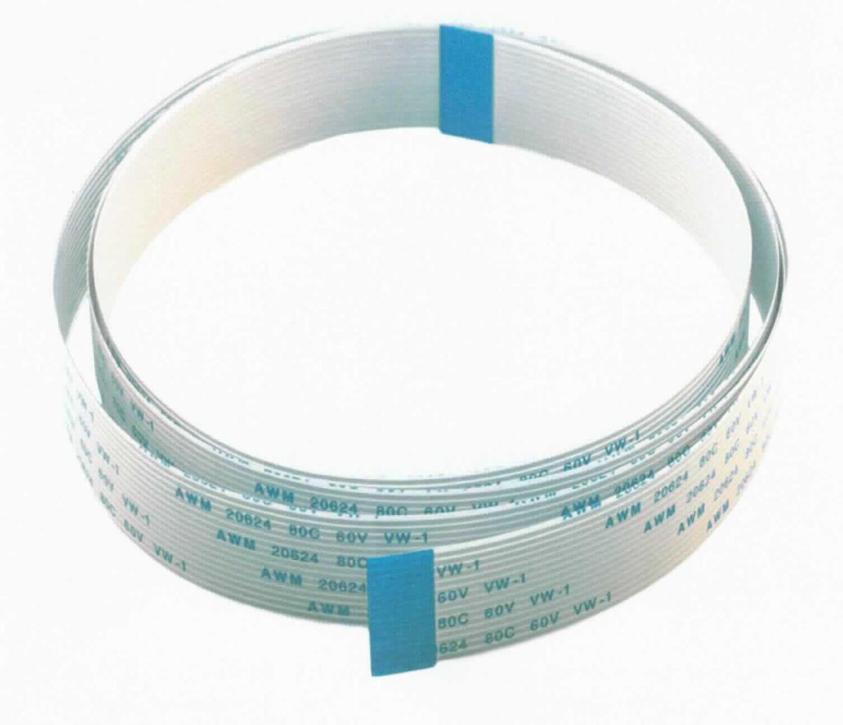 Elektrisches isoliertes Kabel, sog. "Ersatz-Flexkabel", 
- aus 15 auf einer Trägerfolie nicht im Druckverfahren aufgebrachten Metallleitern mit PET-/PVC-Isolierung,
- an beiden Enden isolationsverstärkt,
- Einzeldrähte mit einer Dicke von 0,035 mm und einer Breite von 0,3 mm sowie einem Abstand von nicht
  mehr als 0,5 mm,
- mit einem Pitch (Mitte-Mitte-Abstand der Leiter) von 0,5 mm, 
- wärmebeständig bis 80 °C, 
- für eine Spannung von 60 V und eine Stromstärke von 0,5 A,
- mit einer Länge von 50 cm und einer Breite von 16 mm, 
- ohne Anschlussstücke,
- zur Verwendung in Kameras.

Die Ware ist als "isolierter elektrischer Leiter, nicht von den Unterpositionen (HS) 8544 11 bis 8544 30 erfasst, für eine Spannung von 1000 Volt oder weniger, ohne Anschlussstücke, nicht von der für die Telekommunikation verwendeten Art, mit PET/PVC isoliertes flexibles Kabel mit einer Spannung von nicht mehr als 60 Volt, einer Stromstärke von nicht mehr als 1A, einer Wärmbeständigkeit von nicht mehr als 105 °C, einzelnen Drähten mit einer Dicke von nicht mehr als 0,1 mm (± 0,01 mm) und einer Breite von nicht mehr als 0,8 mm (± 0,03 mm), einem Abstand zwischen den Leitern von nicht mehr als 0,5 mm und einem Pitch (Mitte-Mitte-Abstand der Leiter) von nicht mehr als 1,25 mm" einzureihen.