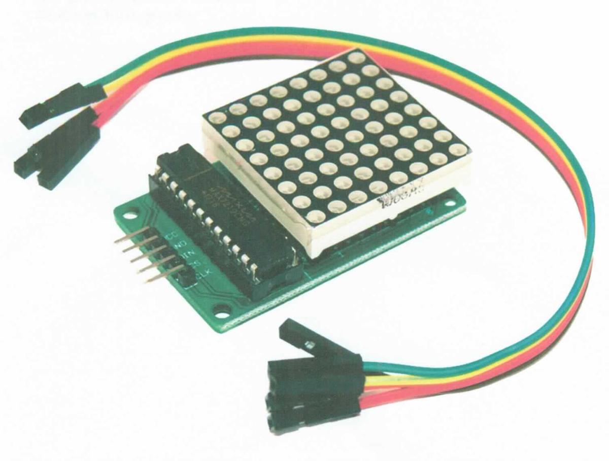 64er LED Matrix Display (Abbildung siehe Anlage)
- aus einer mit 64 Leuchtdioden in Chipform bestückten gedruckten Schaltung
  mit Anschlusskontakten, in einem Anzeigenblock aus Kunststoff mit lichtleitenden 
  runden Segmenten, auf einer gedruckten Schaltung mit Treiber IC und Anschluss-
  kontakten aufgebracht,
- nach Einbau bzw. Anschluss an unterschiedliche Geräte ausschließlich zur Darstellung 
  von alphanumerischen und graphischen Zeichen bestimmt,
- zusammen mit Beipack (Kabel) in einer gemeinsamen Verkaufsumschließung.
Das 64er LED Matrix Display bestimmt den Charakter des Ganzen.

"Elektrisches Sichtsignalgerät, kein Gerät der Positionen 8512 und 8530, kein Alarmgerät,
 Anzeigetafel mit Leuchtdiodenanzeige (LED) - 64er LED Matrix Display, in Warenzusammen-
 stellung in Aufmachung für den Einzelverkauf mit nicht charakterbestimmendem Beipack"