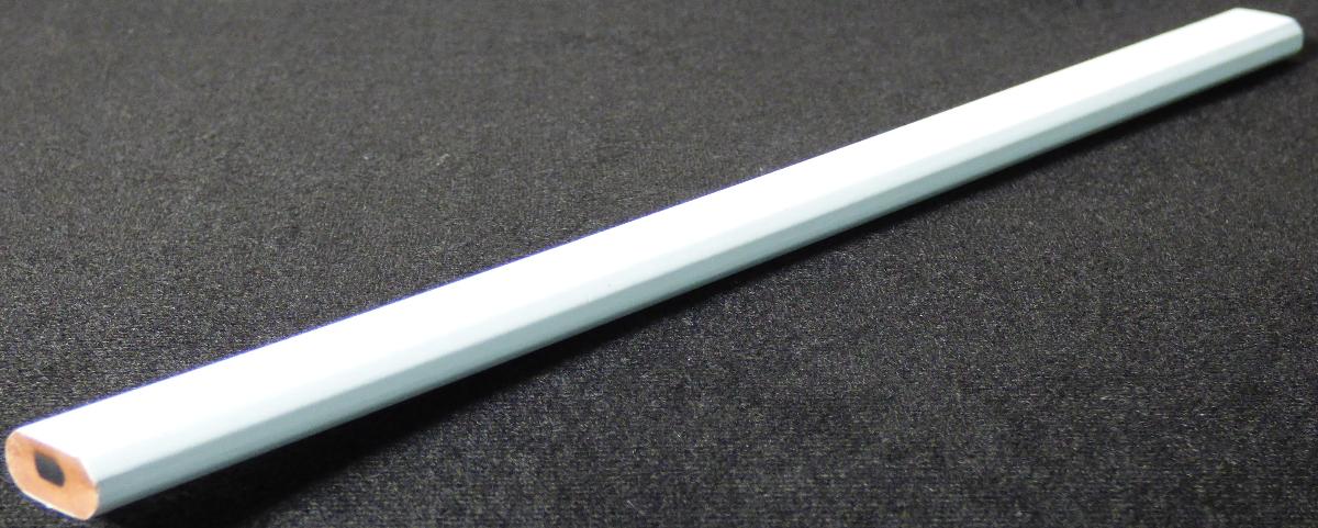 Es handelt sich bei dem sog. „Zimmermanns-Bleistift“ um ein Schreibgerät mit festem Schutzmantel aus Holz und einer HB-Mine aus Graphit.
Der nicht angespitzte Stift besitzt eine kantige Form sowie die Maße 250 mm x 15 mm.

Die Ware ist als "Stift mit festem Schutzmantel - Bleistift" einzureihen.