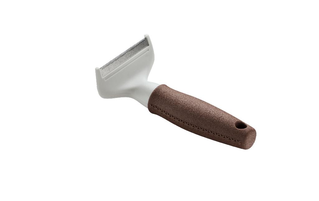 Bei der Ware "Trimmstriegel mit Edelstahlklinge" handelt es sich um einen Kamm zur Tierpflege (mit 47 bzw. 65 Zinken). Der Striegelkopf, besteht aus einem mit Metallzinken (aus rostfreiem Edelstahl) bestückten Kammrücken aus Kunststoff.

Das aus Metall (charakterbestimmendes Material insbesondere aufgrund der Bedeutung für die Verwendung) und Kunststoff bestehende Erzeugnis ist aufgrund seiner Form und Beschaffenheit erkennbar zur Pflege von Tieren bestimmt. Es dient der Pflege der Unterwolle, zum Entfilzen sowie Ausdünnen und entfernt das abgestorbene Haar.

Die verpackte Ware ist als "Frisierkamm aus Metall" einzureihen.
