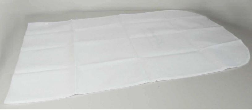 Kleiderschutzhülle, Foto siehe Anlage,
- laut Antrag:
-- annähernd rechteckig, oben mit abgerundeten Ecken; in den max. Abmessungen von ca.
   100 cm x 58 cm,
-- aus einfarbigen, punktuell thermisch verfestigten Vliesstoffen der Position 5603 aus Spinnstoffen,
-- am oberen Ende mit einer schlitzförmigen Öffnung für Kleiderbügel versehen,
-- am unteren Rand sowie auf einer Seite auf einer Länge von ca. 70 cm offen gearbeitet,
-- auf der Vorderseite mit Aufdrucken verziert,
-- dient der Aufbewahrung und dem Schutz von Kleidungsstücken,
- durch Zusammennähen konfektioniert,
- erfüllt nicht die Bedingungen zur Einreihung in die Position 6305,
- stellt sich nicht als Behältnis der Position 4202 dar, da die Ware weder namentlich im Positions-
  wortlaut genannt noch einem der dort genannten Behältnisse ähnlich ist.

"Andere konfektionierte Ware (Kleiderschutzhülle) aus Spinnstoffen, aus Vliesstoffen"