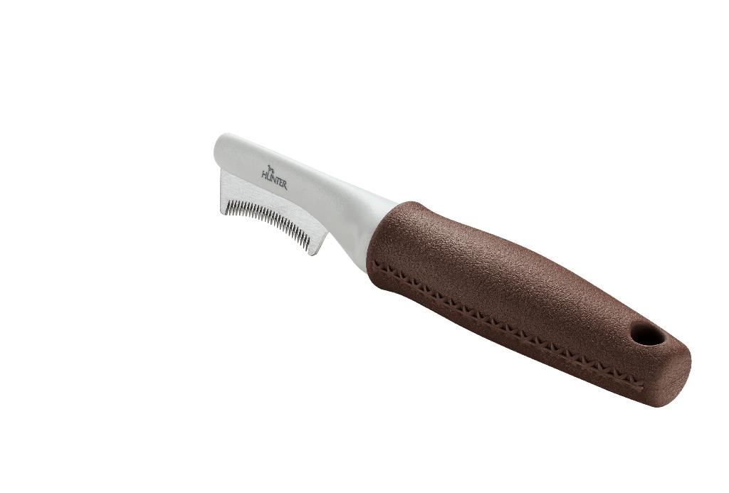 Bei der Ware "Trimmmesser" handelt es sich um einen Kamm zur Tierfellpflege, im Wesentlichen bestehend aus einem insgesamt ca. 18,3 cm langen Kunststoffgriff mit sichelförmigen Metallkopf, an dem einseitig Zinken (grob bzw. feiner, jedoch nicht schneidend) vorhanden sind.

Das aus Metall (charakterbestimmendes Material insbesondere aufgrund der Bedeutung für die Verwendung) und Kunststoff zusammengesetzte Erzeugnis ist zur Pflege von Tierhaar vorgesehen.

Die verpackte Ware ist als "Frisierkamm aus Metall" einzureihen.