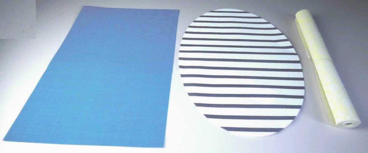 Gewebe der Position 5903, sog. Platzsetzs u. Tischläufer, Pop Art, Art.288212, Foto siehe Anlage,
- in rechteckiger Form zugeschnitten (somit nicht konfektioniert), in den Abmessungen von laut 
  Antrag 35 cm x 50 cm und 40 cm x 140 cm,
- aus Garnen der Position 5604 aus synthetischen Chemiefasern, die vor dem Weben mit dem bloßen Auge 
  wahrnehmbar mit Kunststoff (laut Antrag Polyethylen und Polypropylen) ummantelt (überzogen) wurden.

"Gewebe, mit Kunststoff (Polyethylen und Polypropylen) überzogen, anderes als solche der Position 5902, 
 anderes als in den Unterpositionen 5903 9091 00 und 5903 9099 30 genannte"