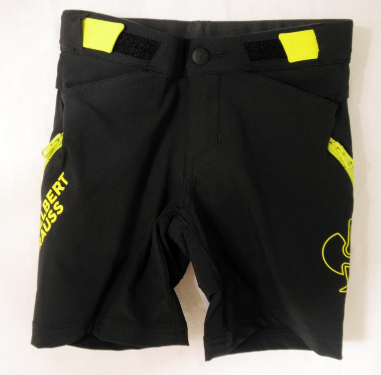 Kurze Hose, sog. Funktions Short e.s.trail, Kinder, Art. 9617111, Größe 110/116, Foto siehe Anlage,
- in einem Polybeutel verpackt,
- aus ca. 0,6 mm dicken, einfarbigen Geweben aus laut Antrag 89 % Polyamid und 11 % Polyurethan
  (beides synthetische Chemiefasern),
- in der Taille abschließend, mit einem angesetzten, teilweise elastischen, mittels Klettverschluss zu ver-
  engenden Bund,
- vorn mit einer Öffnung mit Reißverschluss, verdeckt von einer Patte von links über rechts (Knaben-
  kleidung), die im Bund mit einem Knopf geschlossen wird,
- mit verschiedenen eingesetzten Taschen,
- seitlich mit Firmenname und -logo bedruckt,
- im Gesäßbereich mit einem Zuschnitt aus o. g. Geweben verstärkt,
- mit kurzen Hosenbeinen, die nicht die Knie bedecken (Seitenlänge: ca. 30 cm),
- an den Beinabschlüssen durch Umschlagen und Festnähen gesäumt.

"Kurze Hose, aus Geweben, für Knaben, aus synthetischen Chemiefasern"